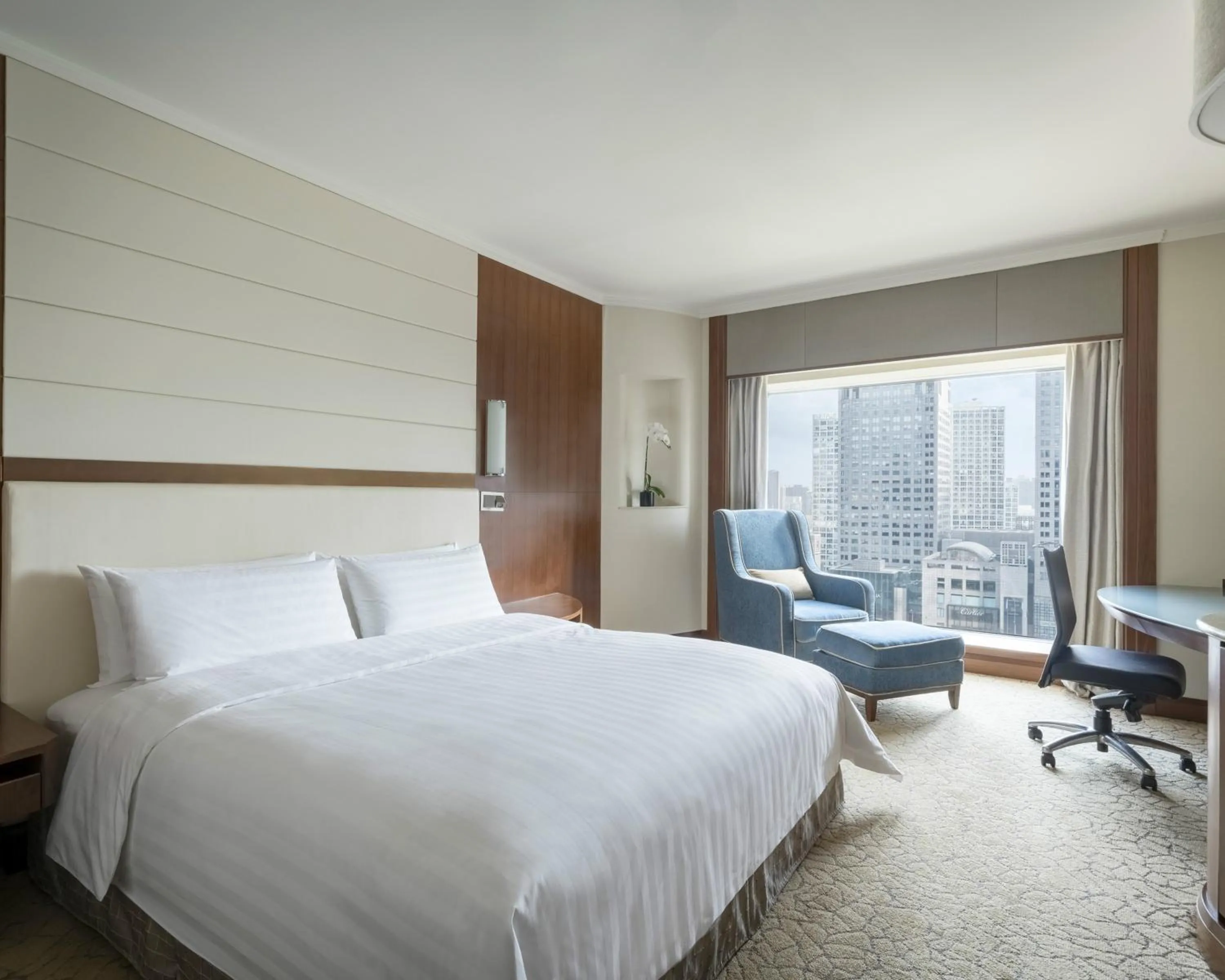 Deluxe King Room in China World Hotel, Beijing