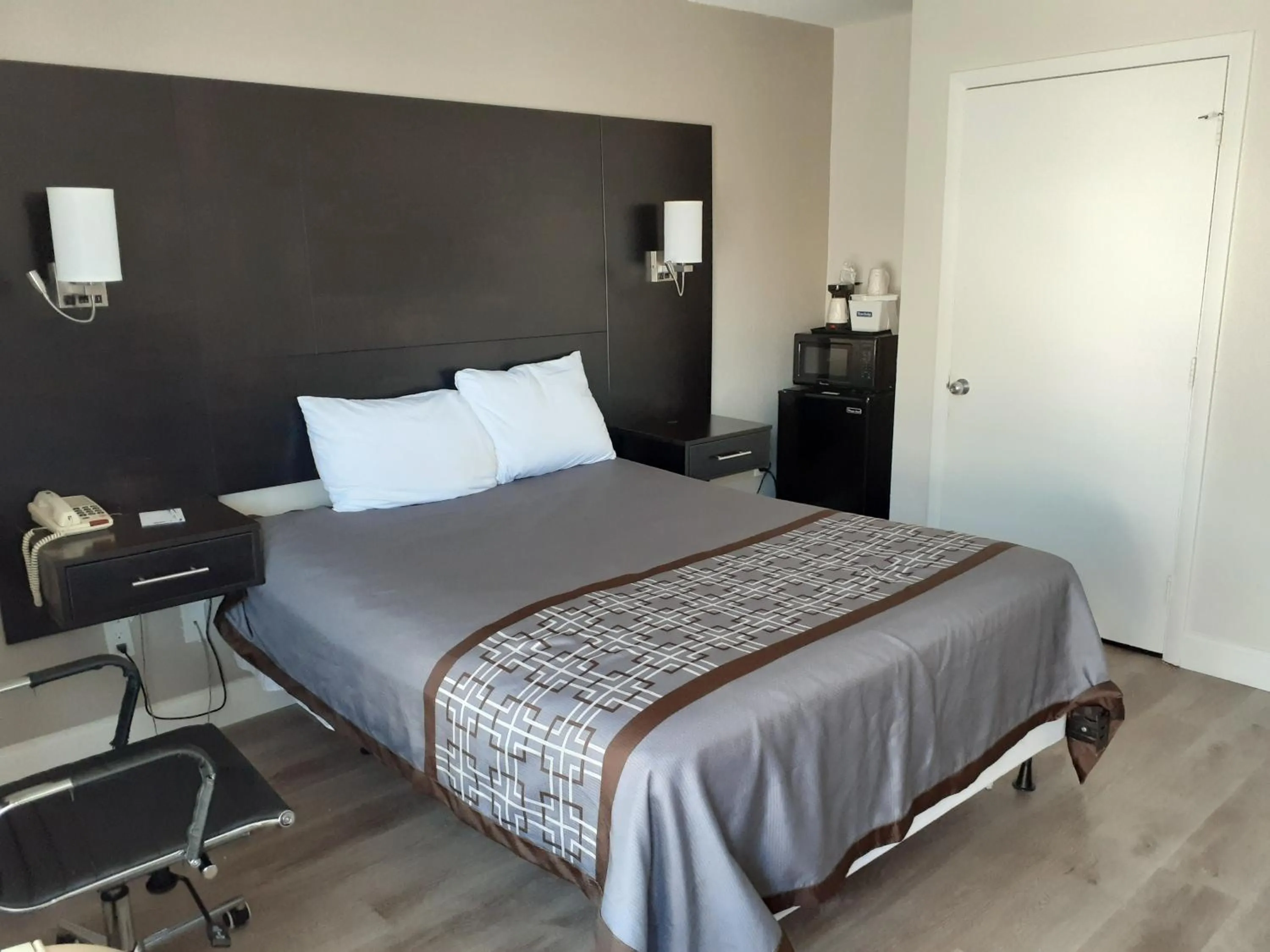 Queen Room - Disability Access - Non-Smoking in Travelodge by Wyndham Virginia Beach Bay Beach