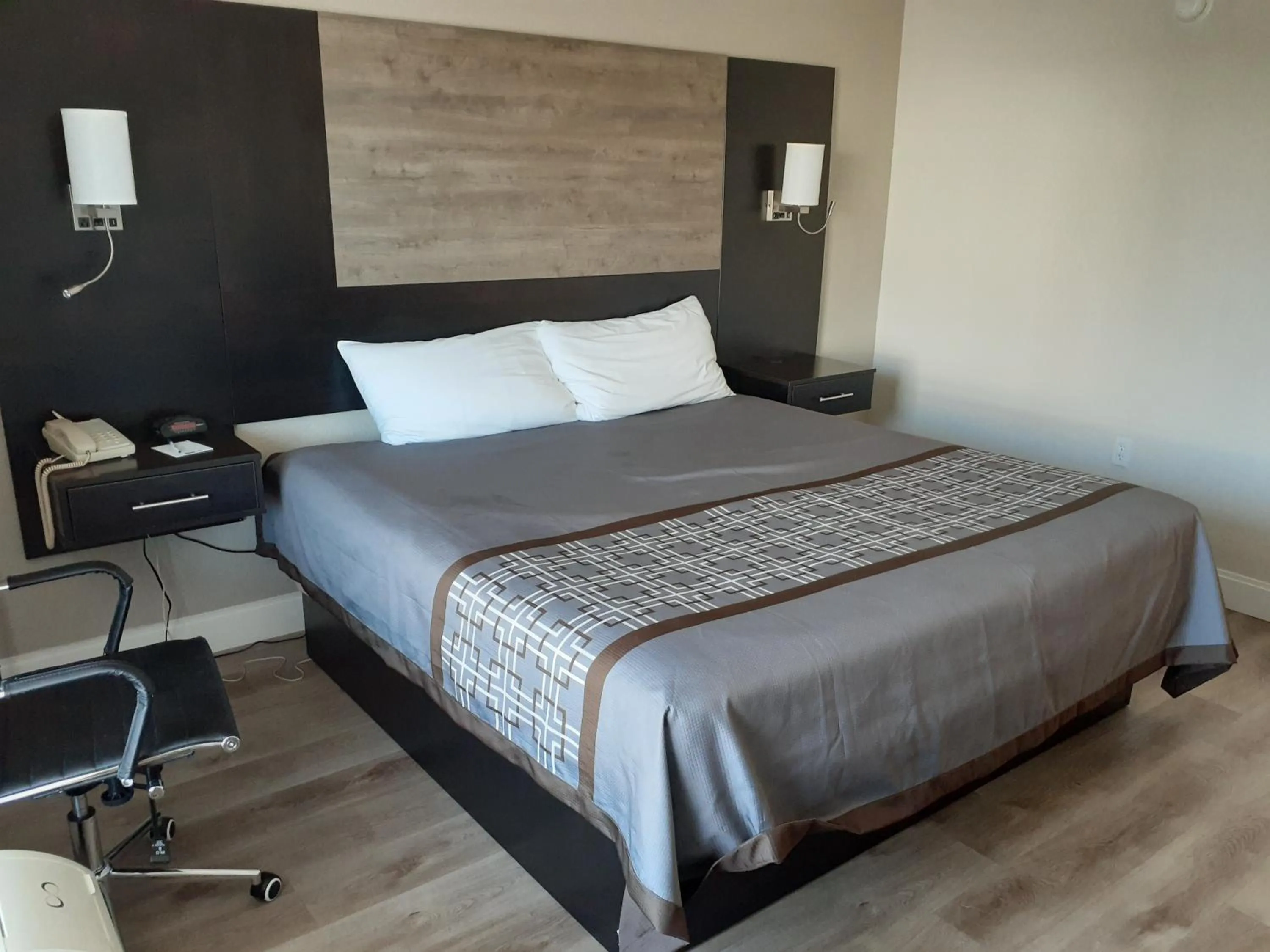 King Room - Non-Smoking in Travelodge by Wyndham Virginia Beach Bay Beach