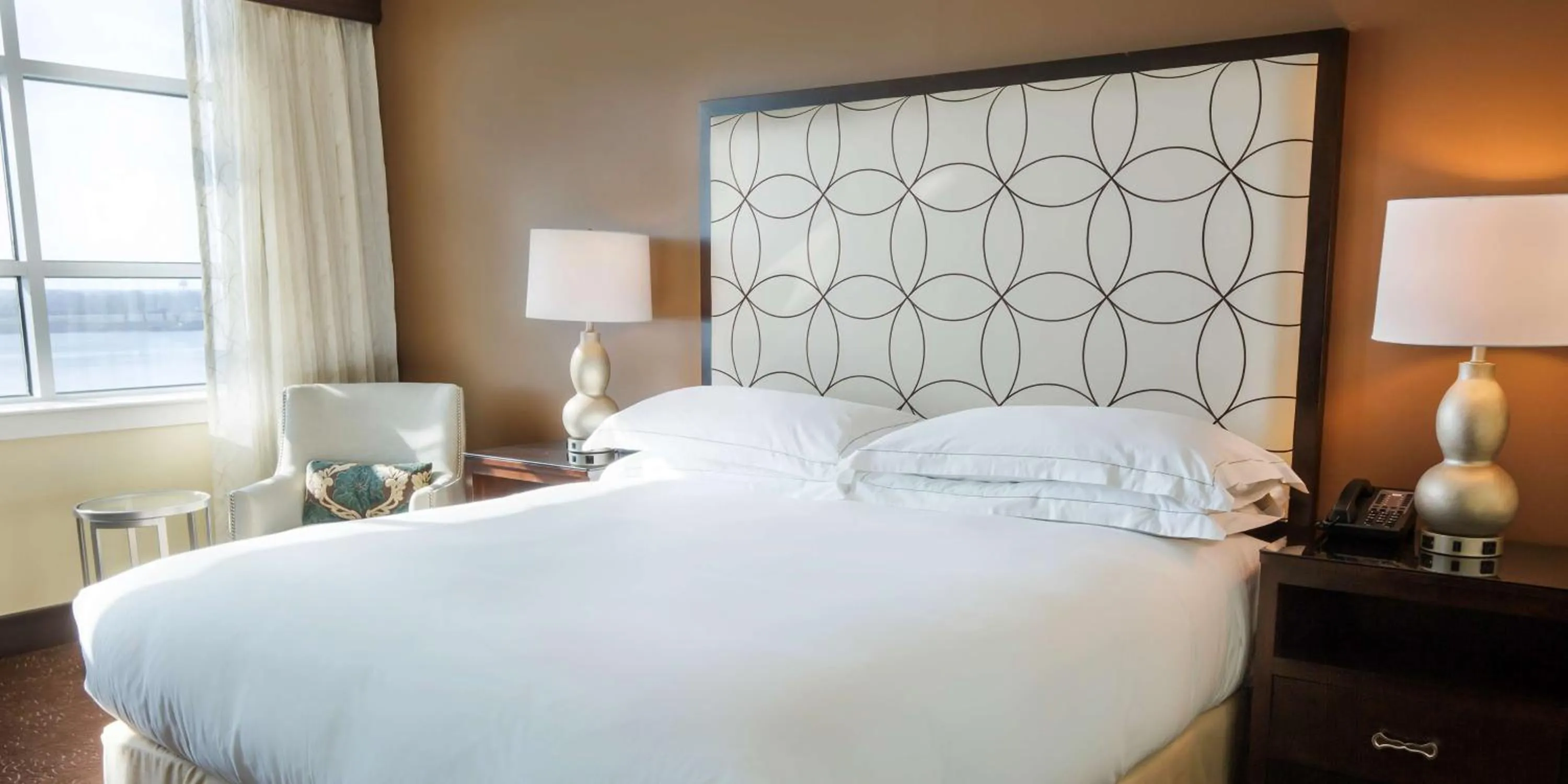 King Room with River View - Disability Access in Hilton Baton Rouge Capitol Center