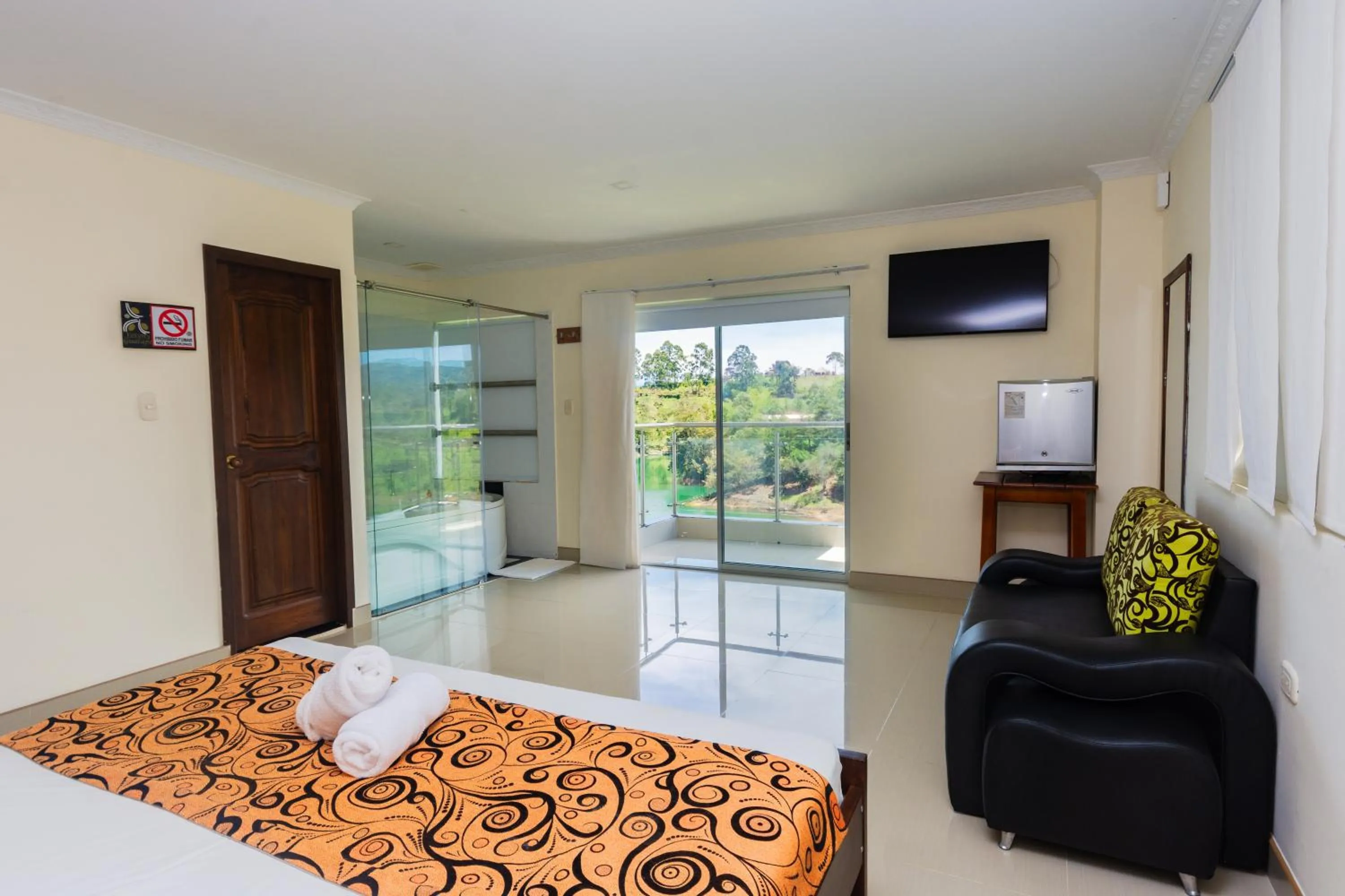Deluxe Suite with Spa Bath in Hotel Verony Guatape