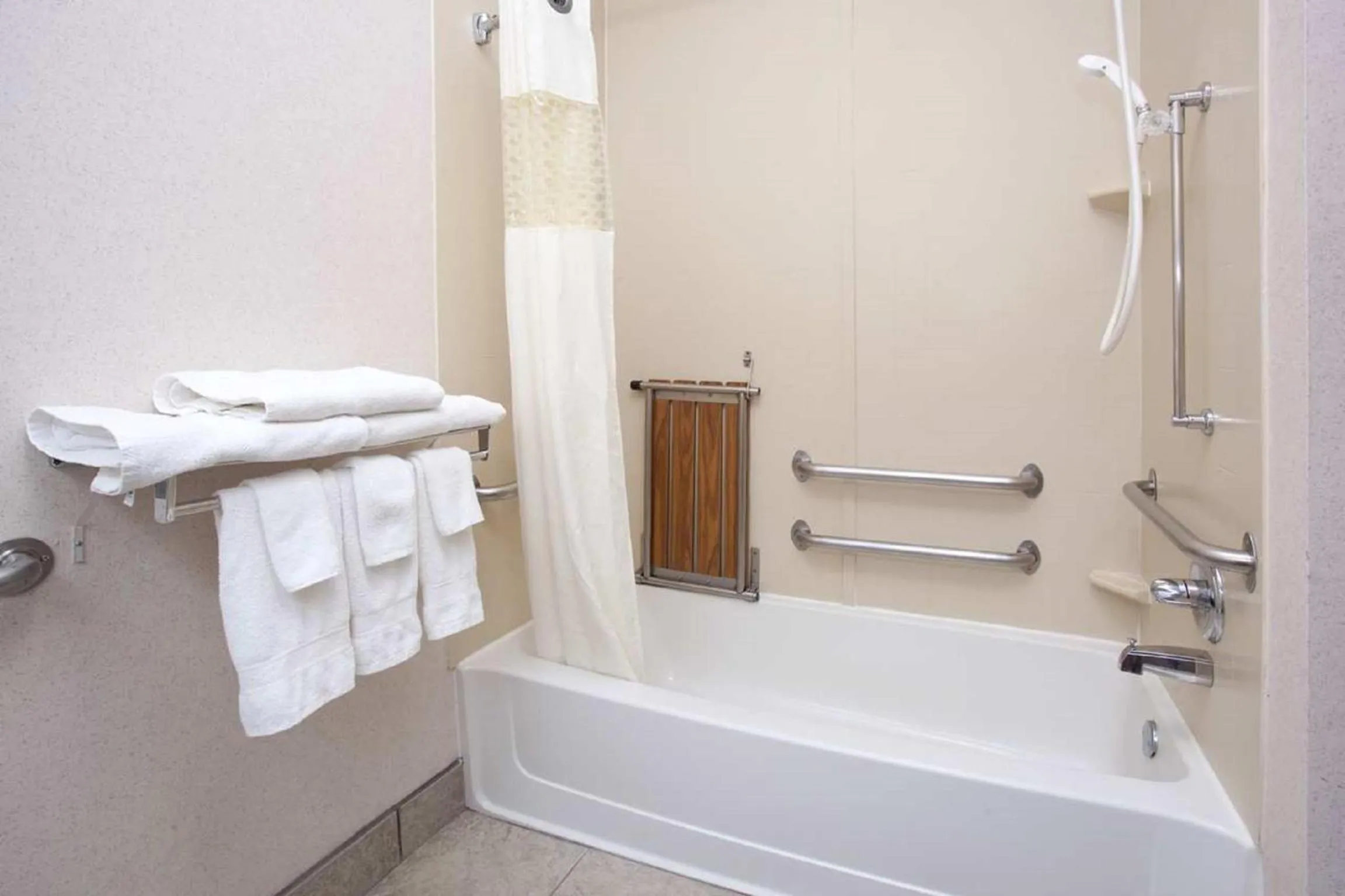 King Room - Non-Smoking in Baymont by Wyndham Thornton