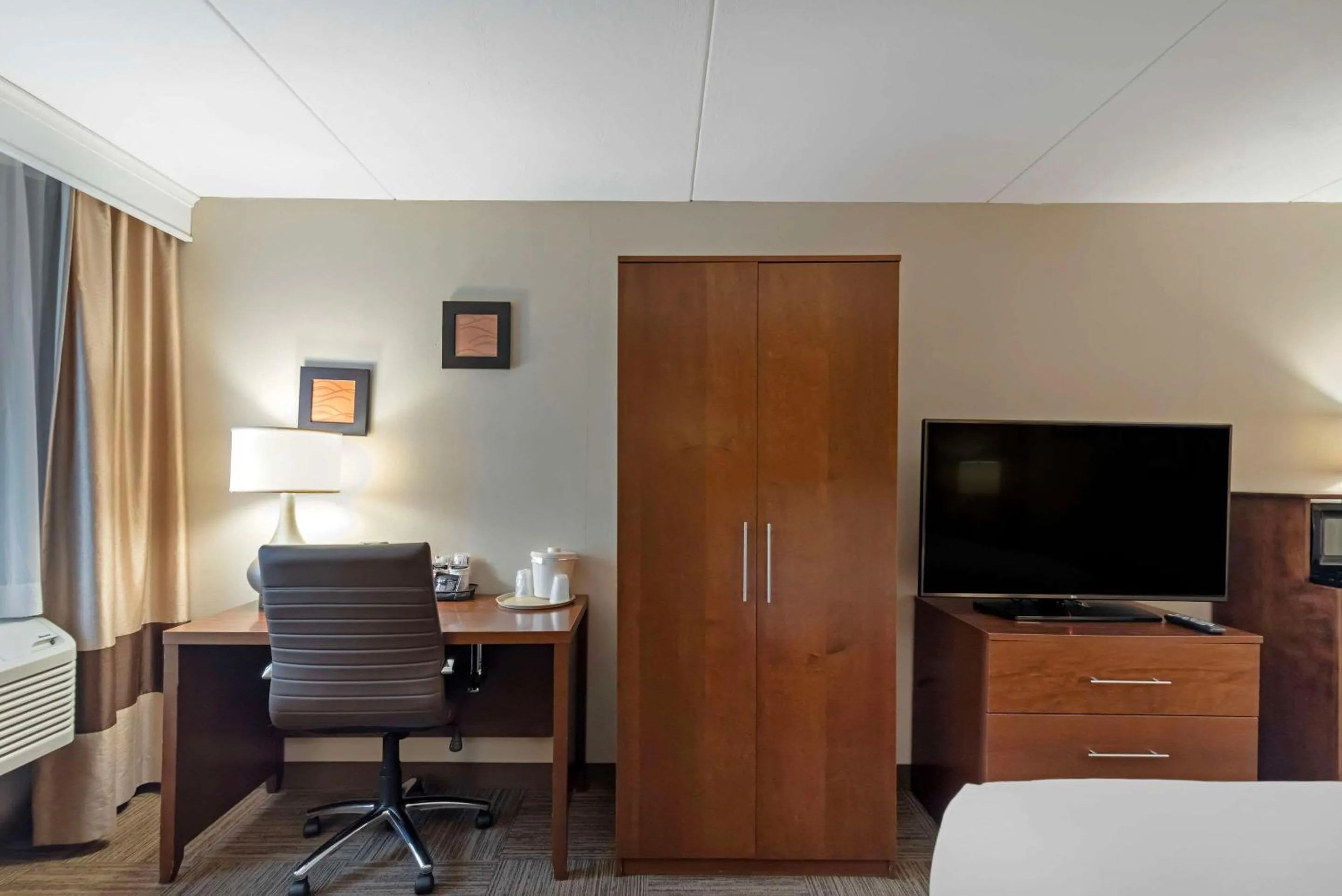 King Study with Sofa Bed - Non-Smoking  in Comfort Inn Bangor North