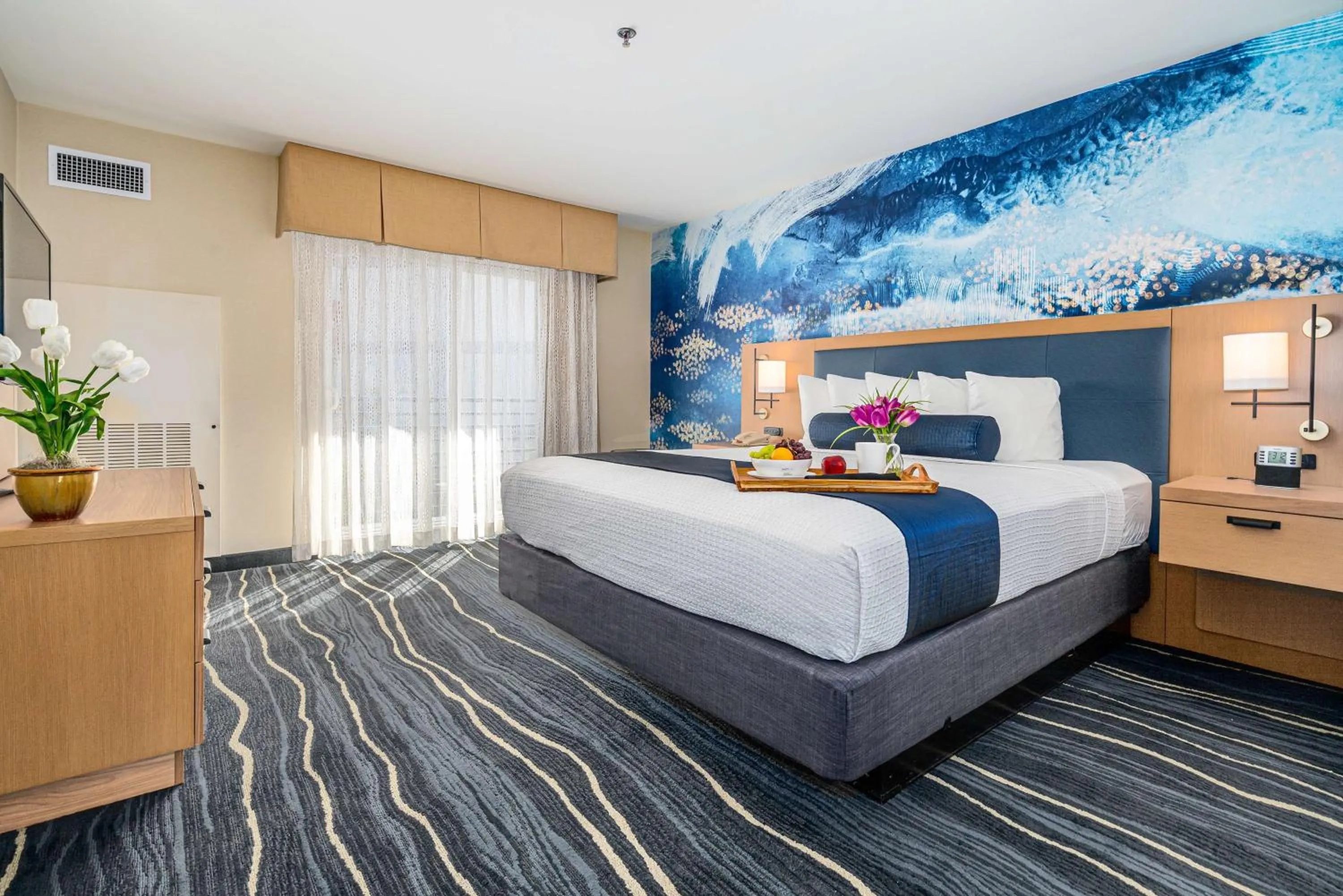 King Suite with Bath Tub and Sofa Bed - Disability Access/Non-Smoking in Best Western Plus Marina Gateway Hotel