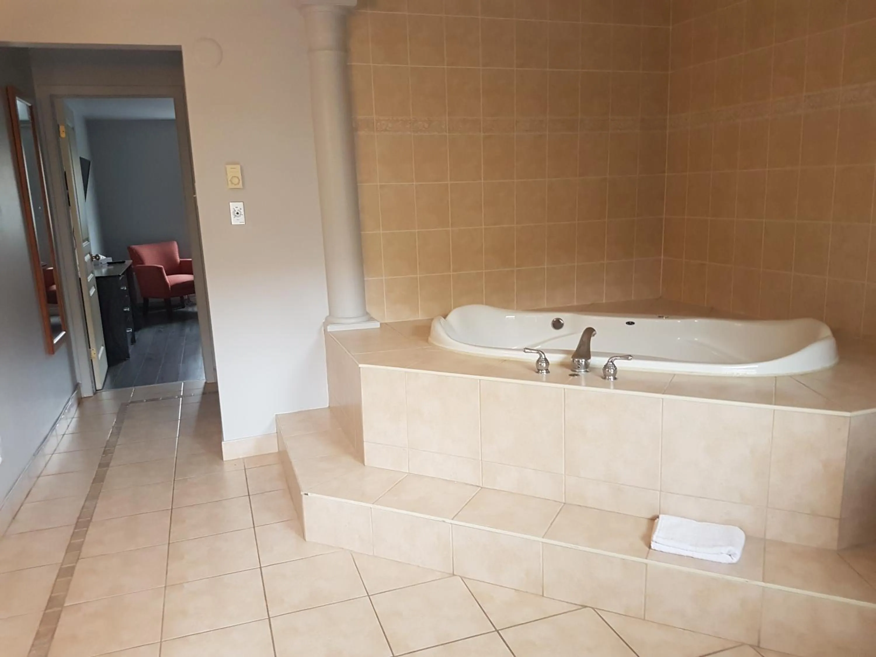 Suite with Hot Tub in 7 Nights Stay