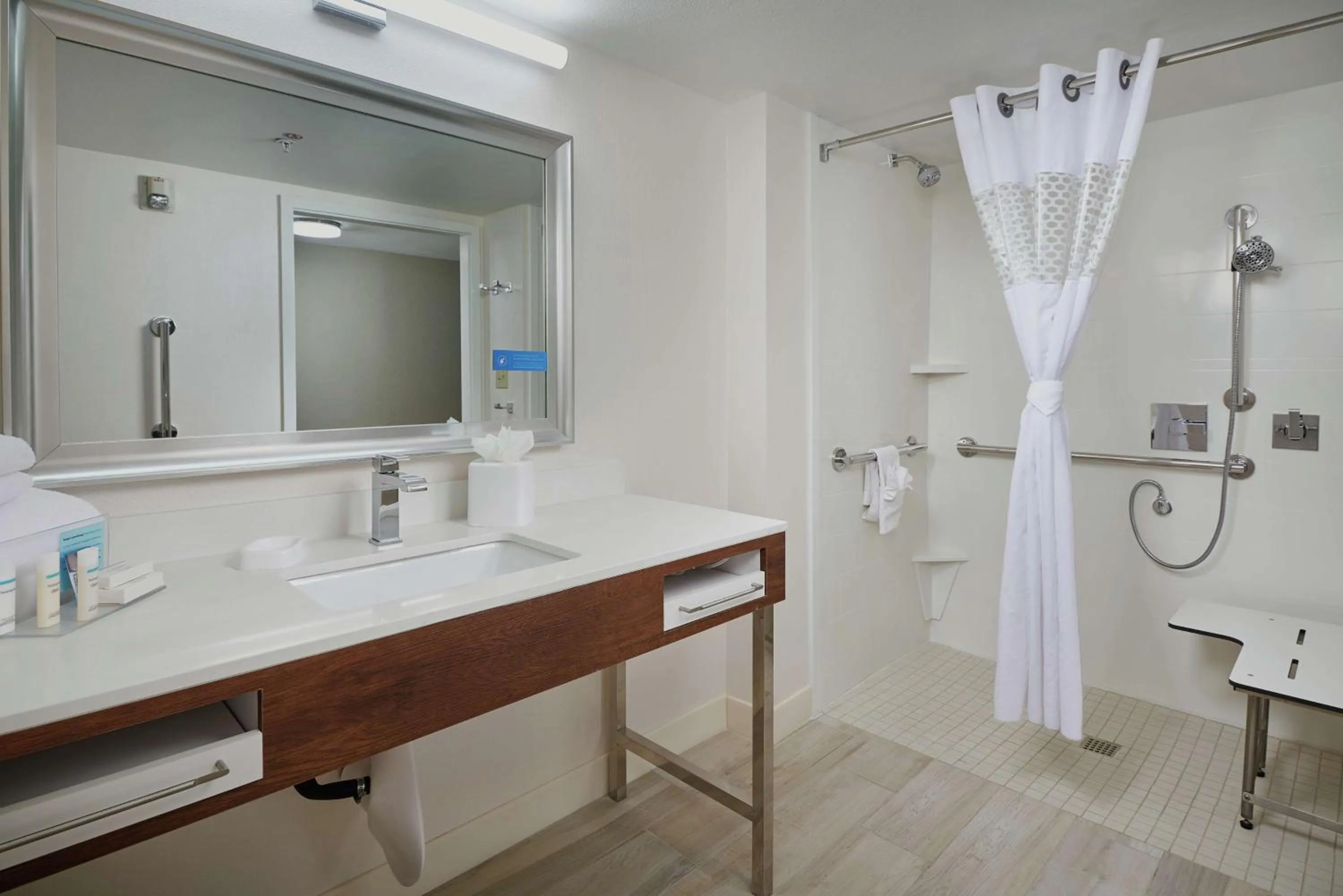 King Room with Roll-In Shower - Mobility Access/Non-Smoking in Hampton Inn Phoenix/Anthem