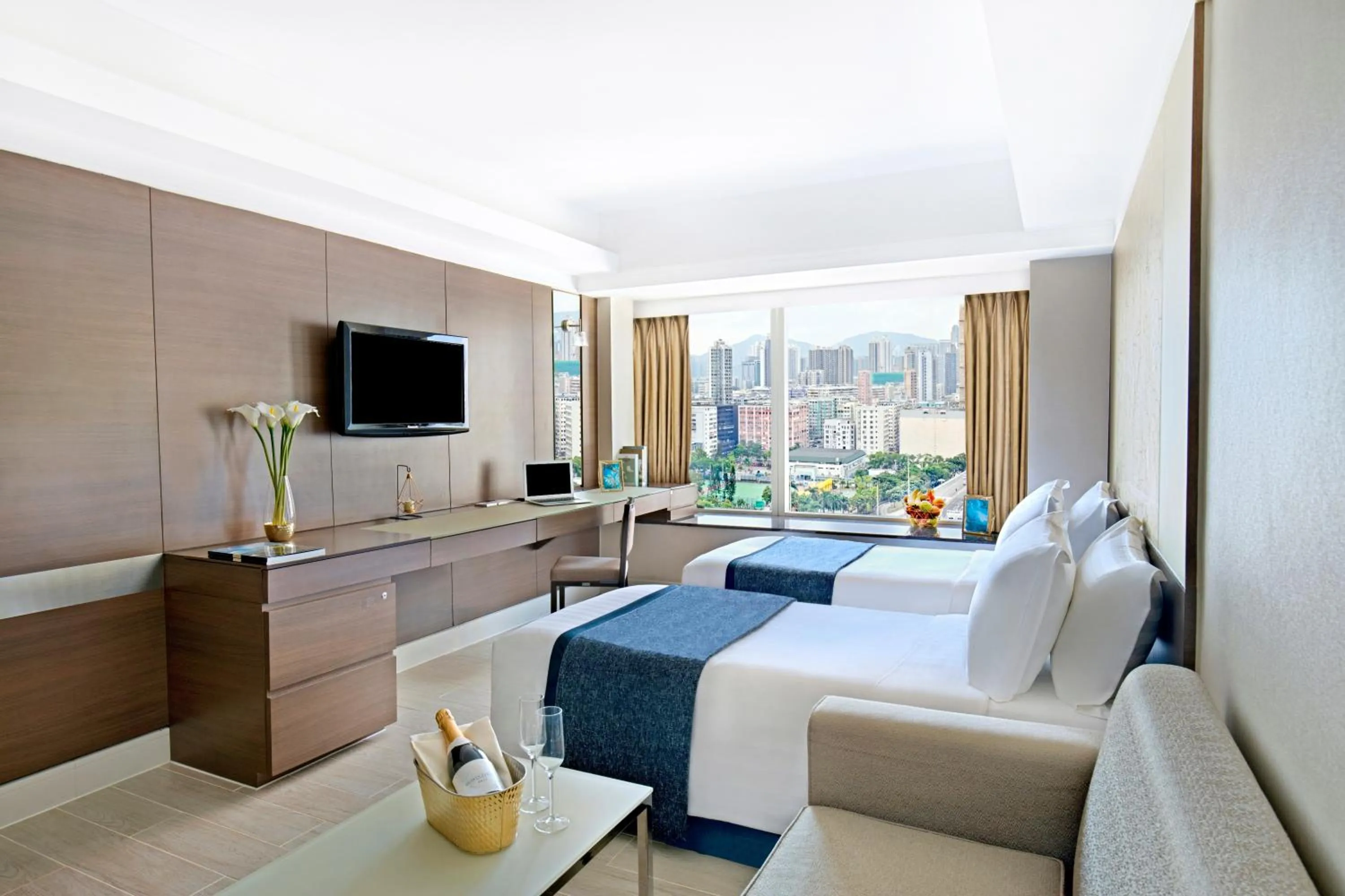 Deluxe Triple Room with City View in Harbour Plaza 8 Degrees