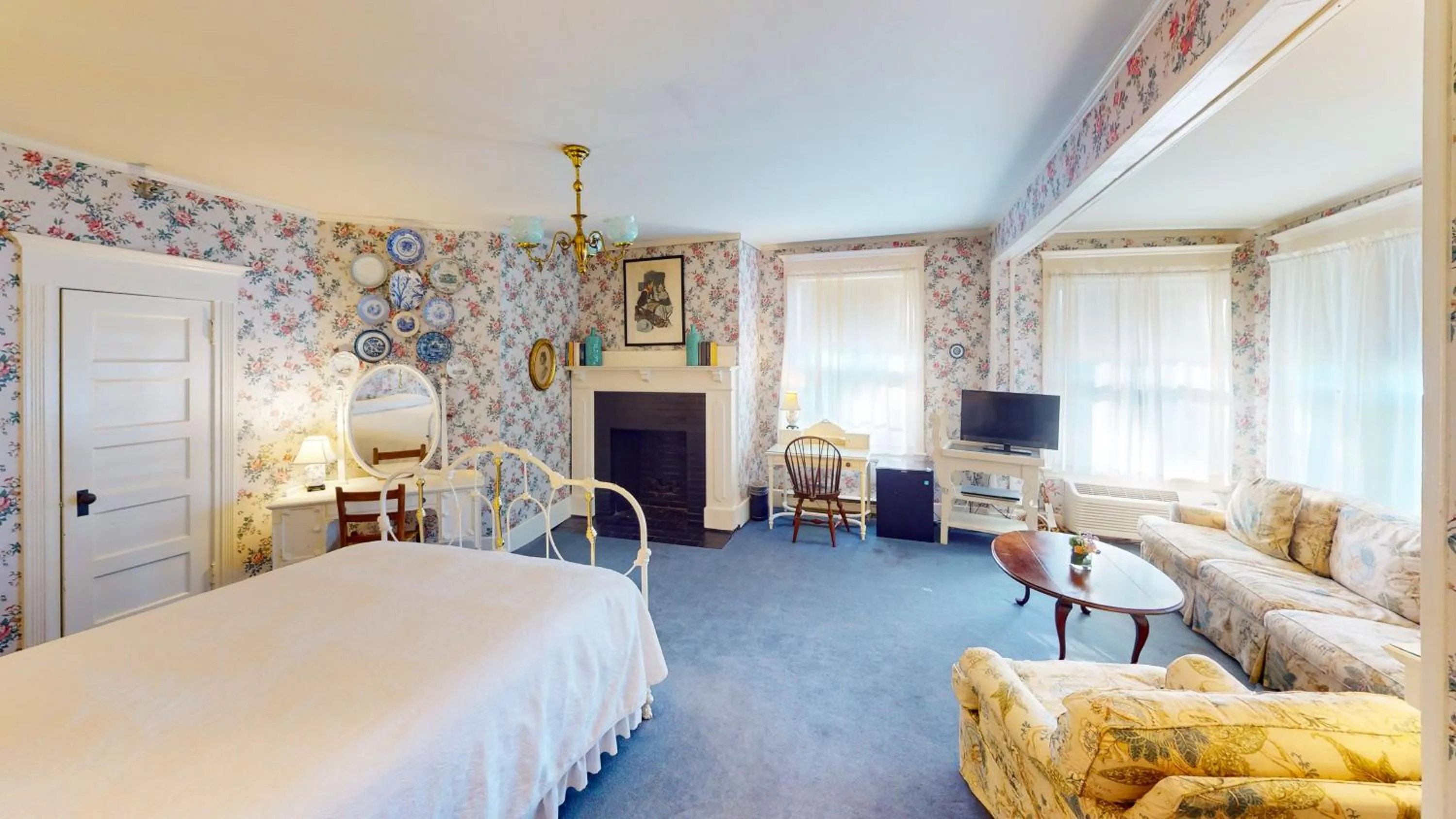 Deluxe Queen Room in The Red Lion Inn