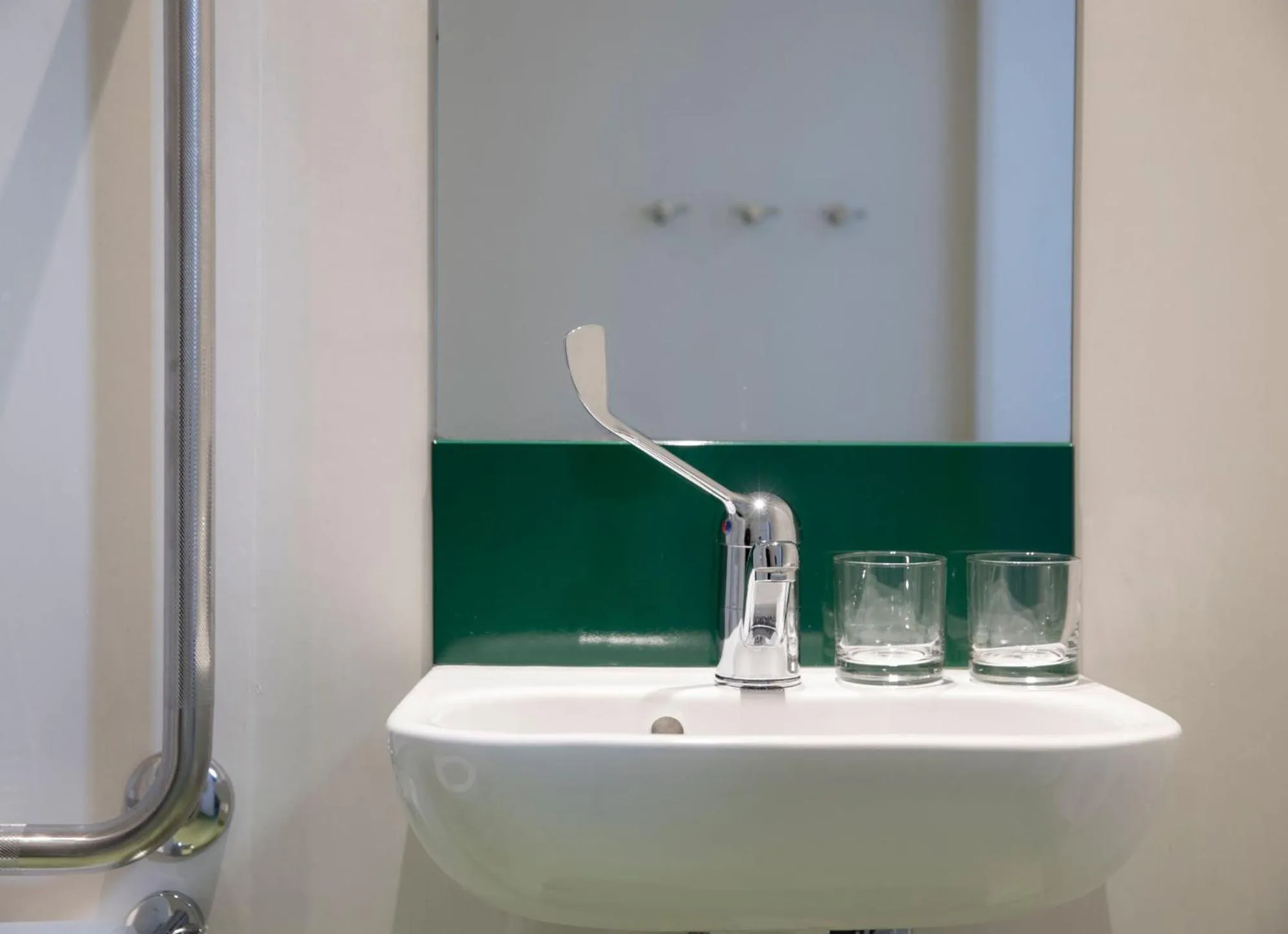 Queen Room with Private Bathroom - Disability Access in LyLo Christchurch Airport