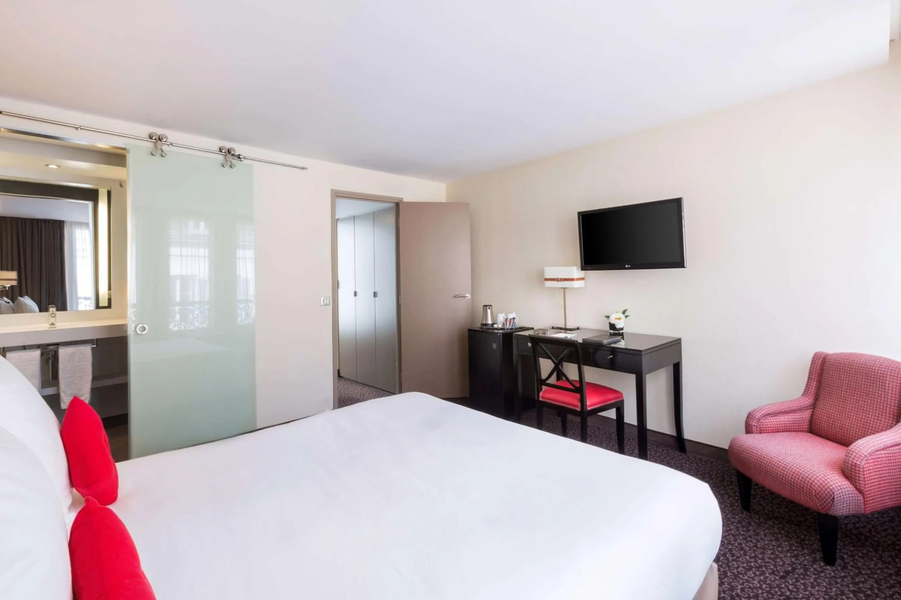 Comfort Queen Room in Best Western Premier de La Poste & Spa
