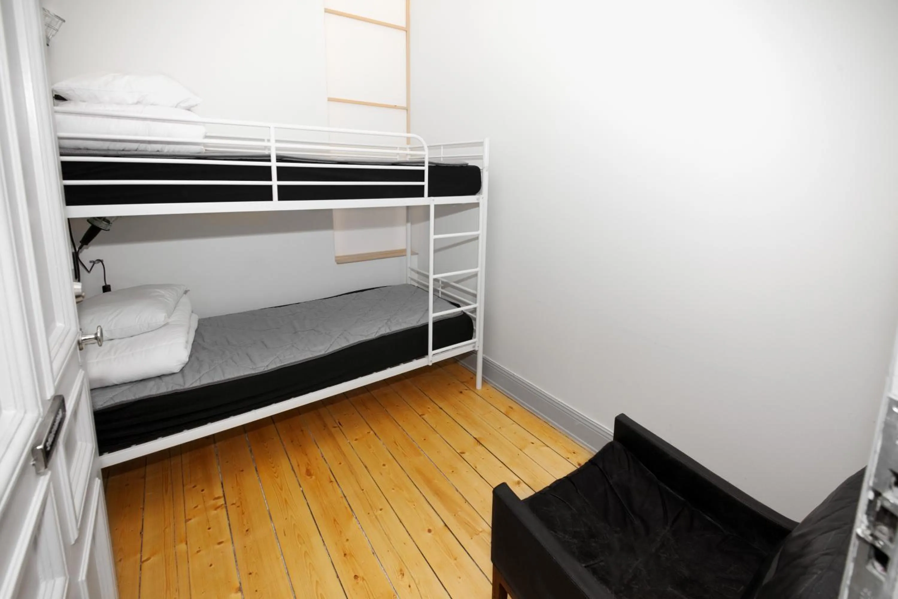 Budget Twin Room without Window in City Backpackers Hostel