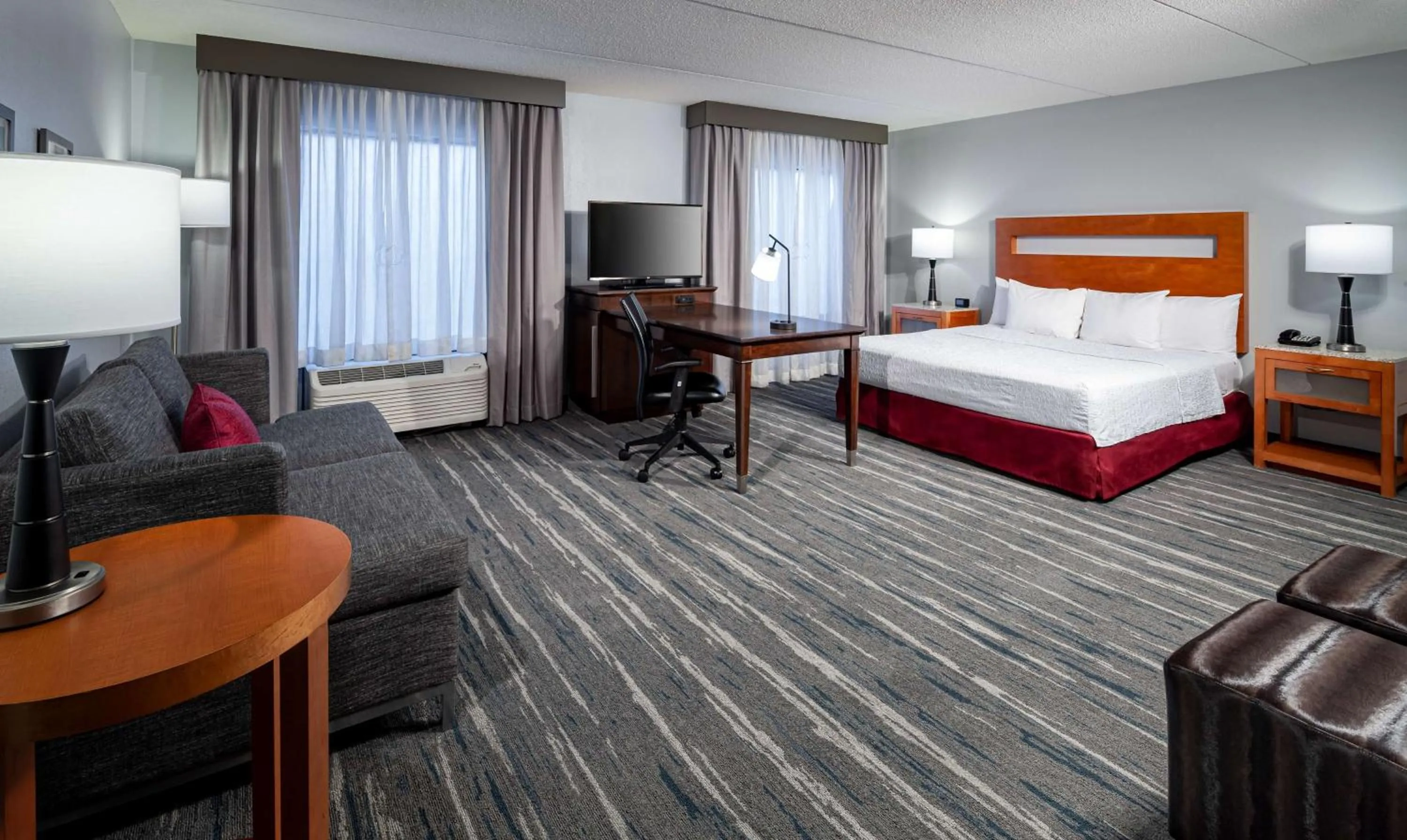 King Studio Suite with Sofa Bed - Hearing Access/Non-Smoking in Hampton Inn & Suites St. Louis at Forest Park