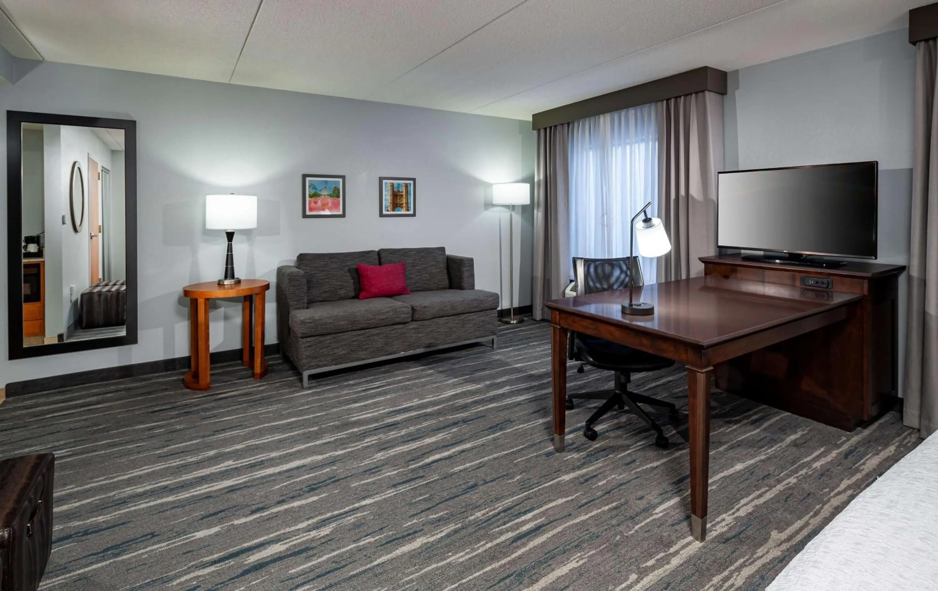 King Studio with Roll-In Shower - Mobility Access/Non-Smoking in Hampton Inn & Suites St. Louis at Forest Park