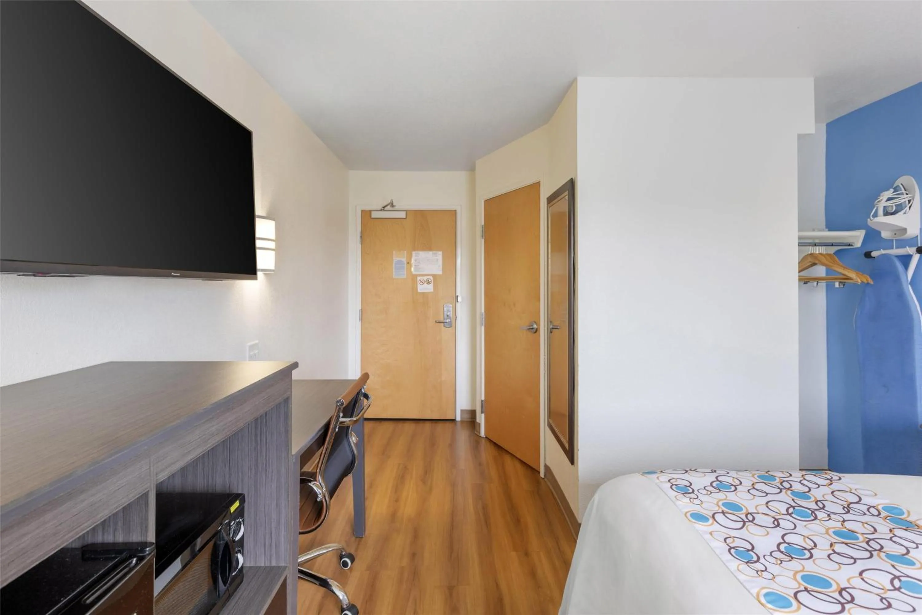 Queen Room in SureStay Plus Hotel by Best Western Niagara Falls East