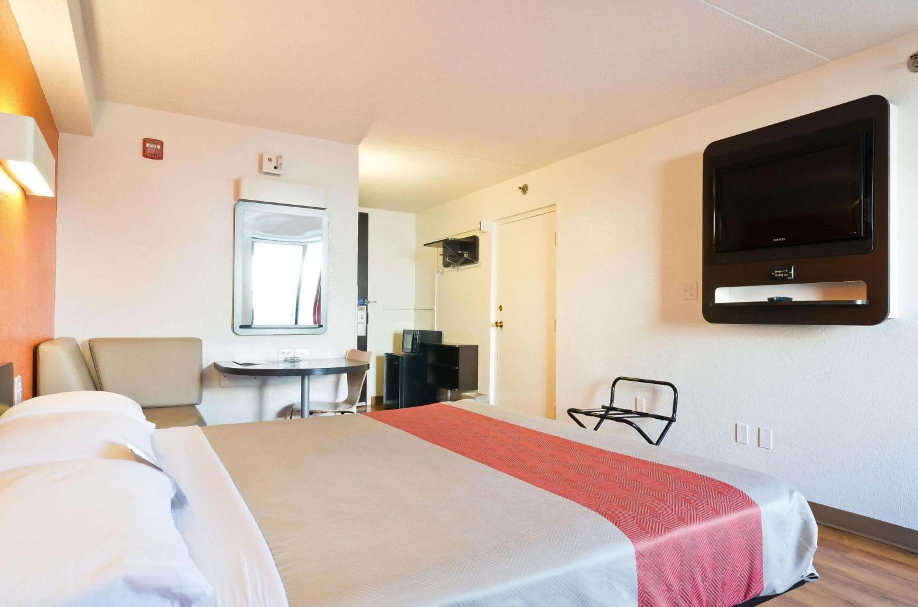 Deluxe King Room - single occupancy in Motel 6-Springfield, DC - Washington Southwest