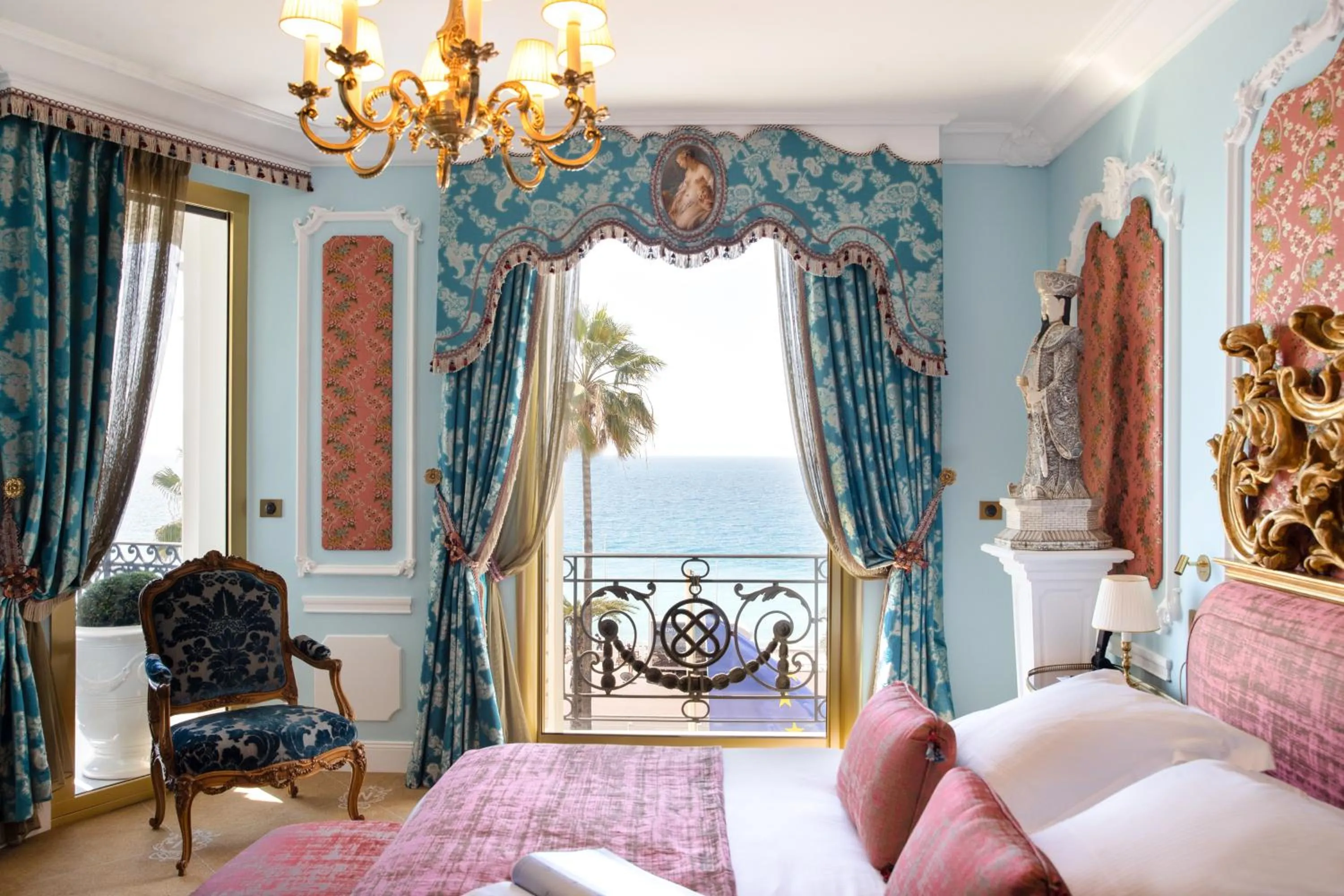 Deluxe Suite with Sea View and free parking in Hotel Le Negresco