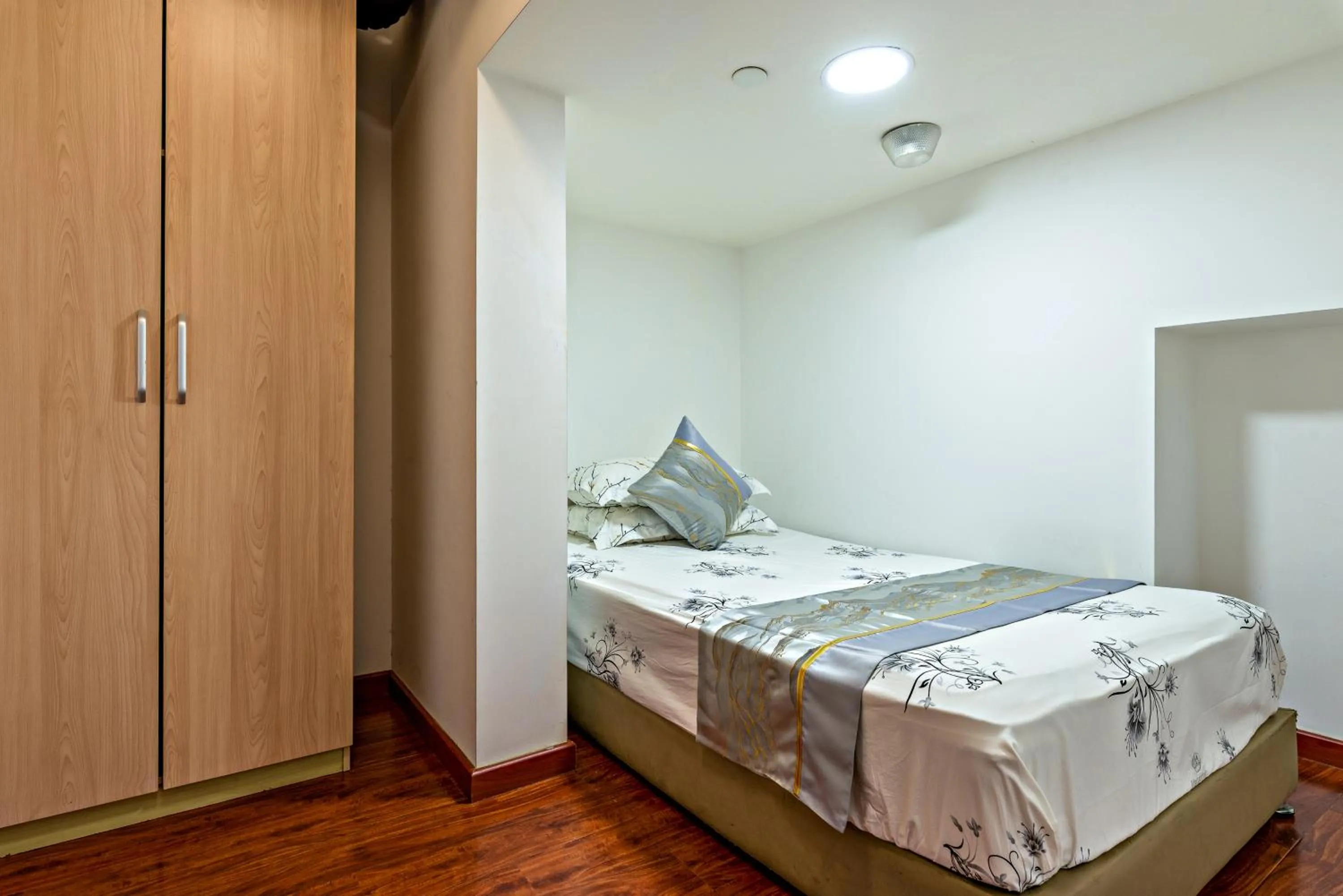 Duplex Apartment in Guangzhou Manhattan International Apartment Zhengjia Free bus services are provided for the first and second phases