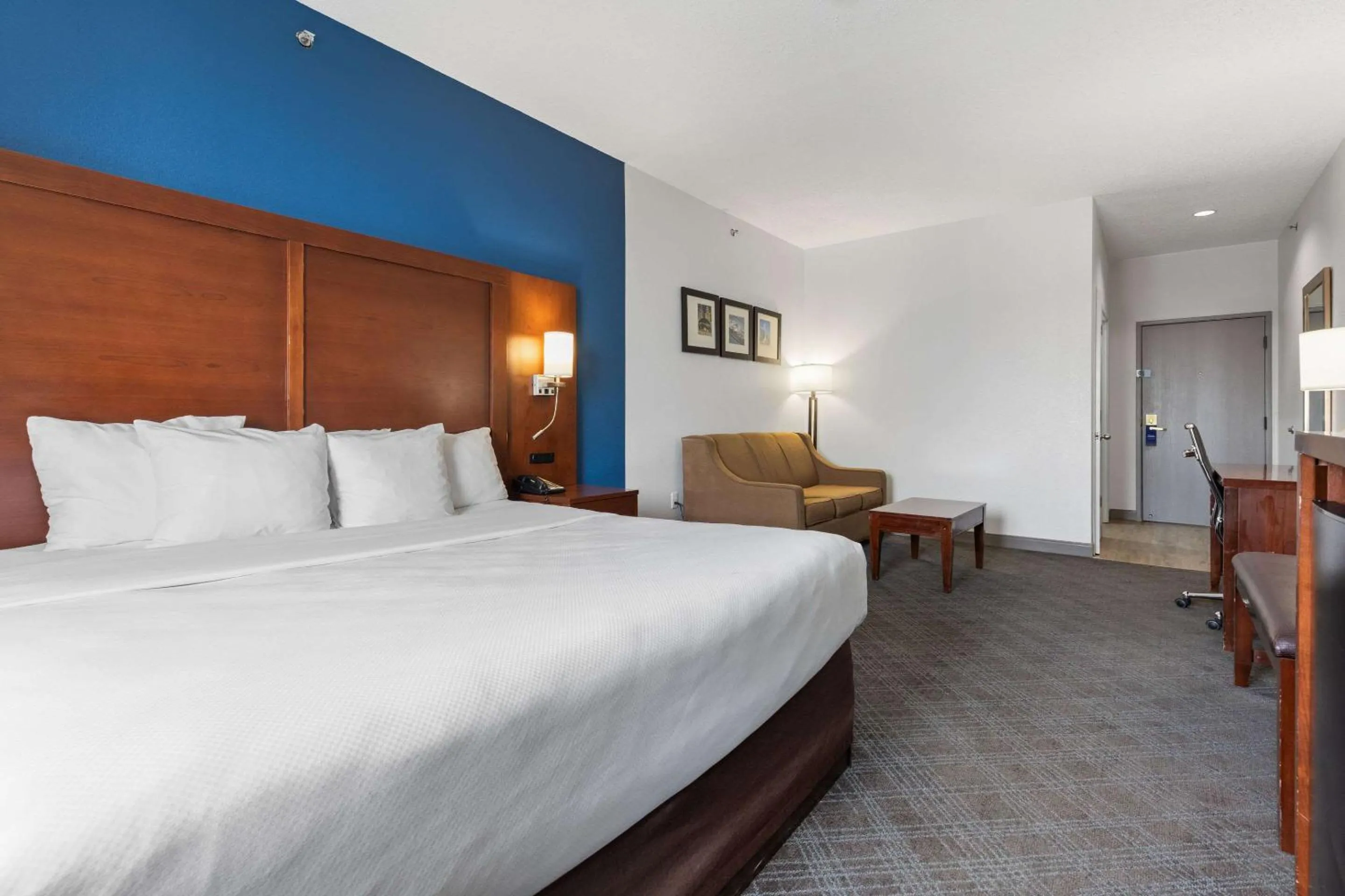 Deluxe King Suite with Sofa Bed - Non-Smoking in Comfort Suites Lombard - Addison