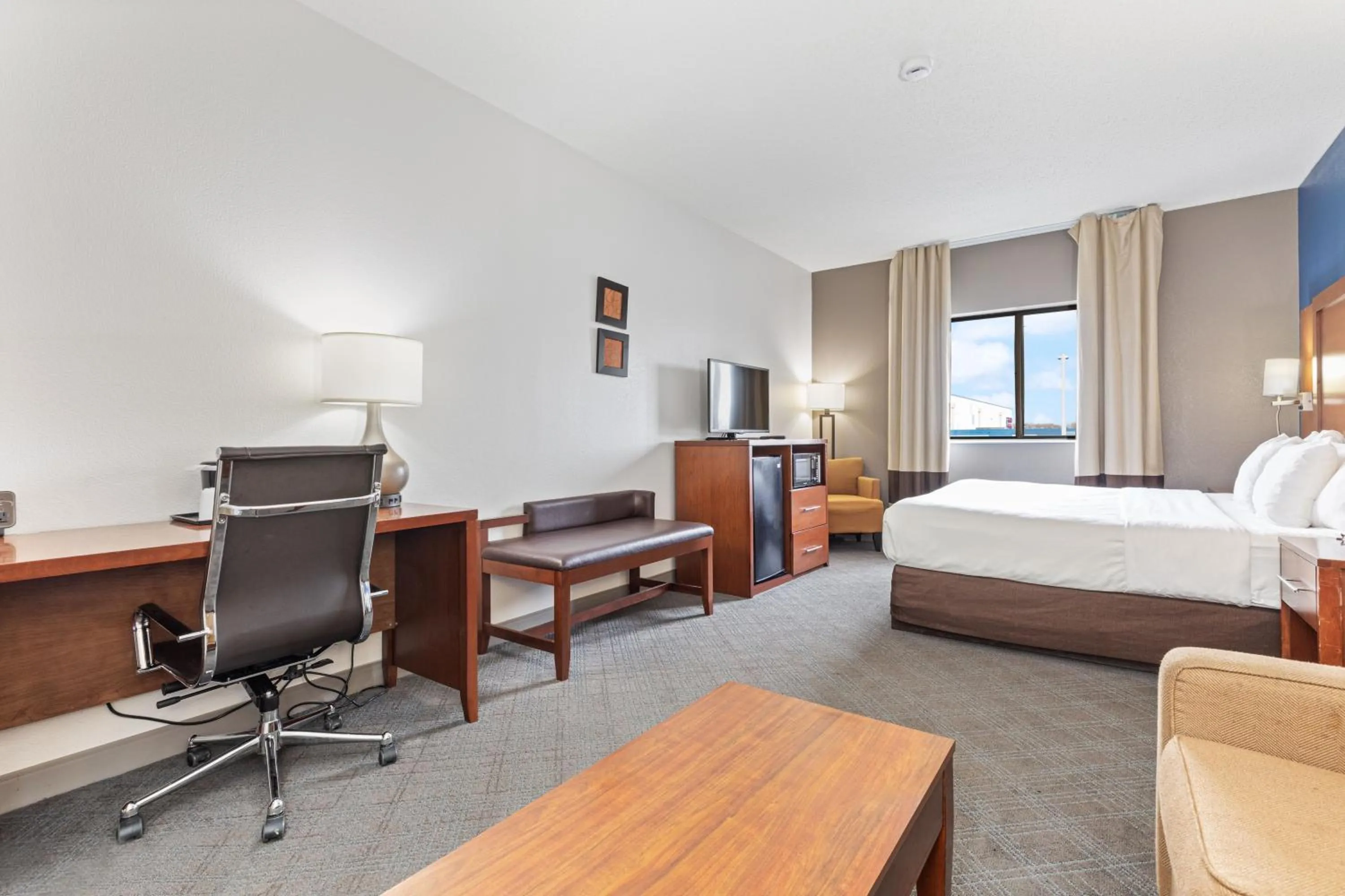 King Suite - Accessible/Non-Smoking in Comfort Suites Lombard - Addison