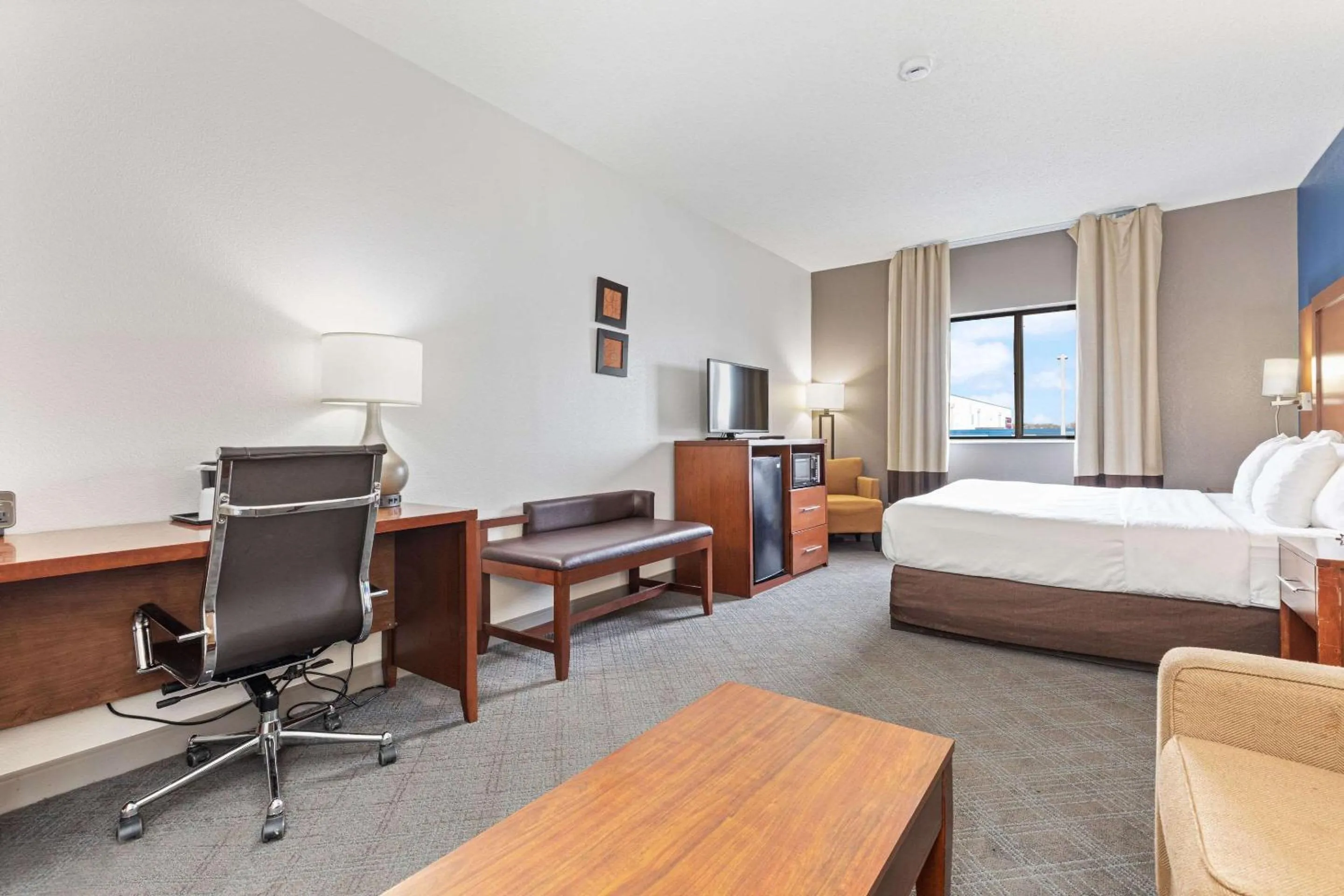 King Suite in Comfort Suites Lombard - Addison