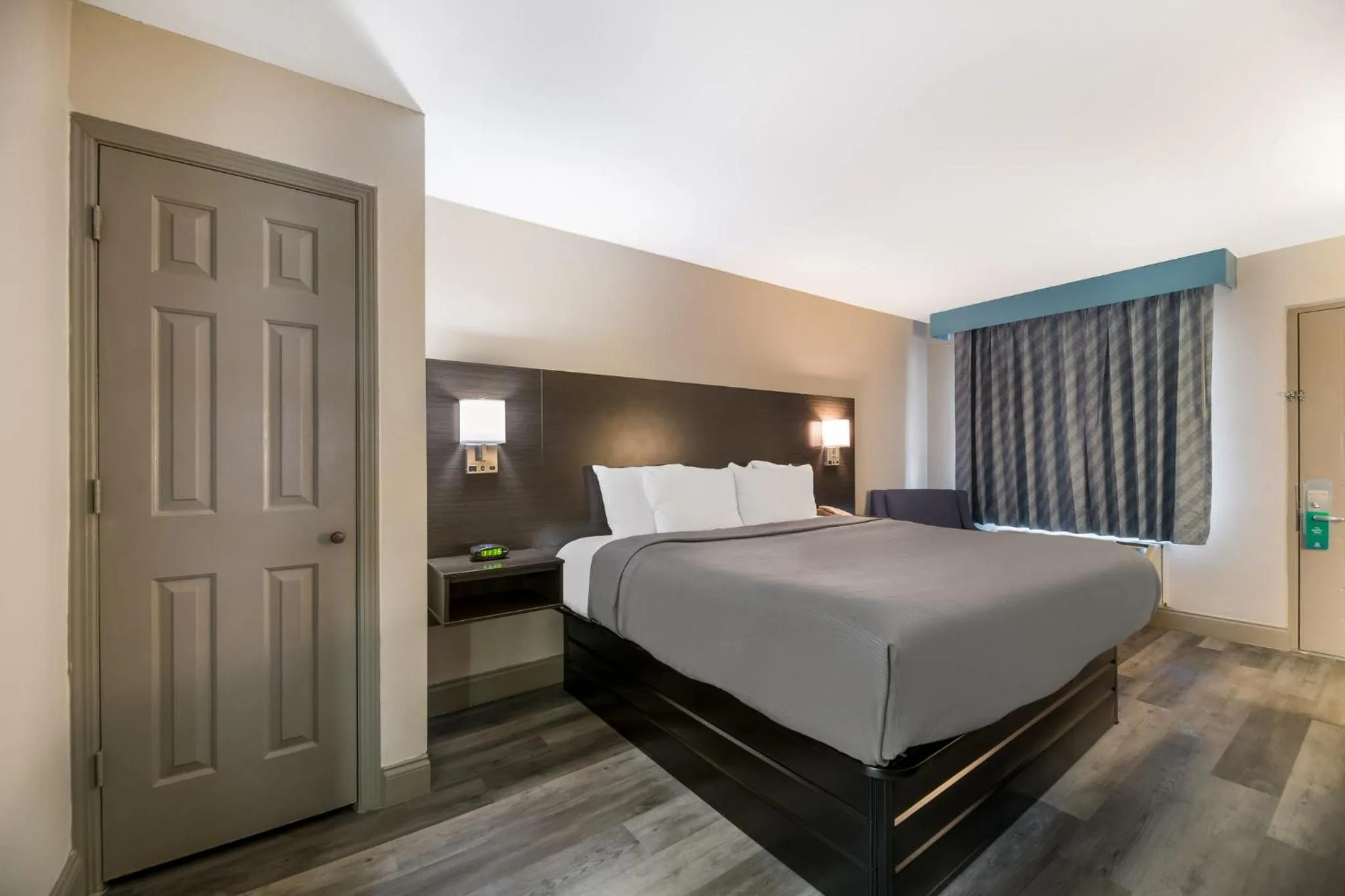 Queen Room - Non Smoking in Quality Inn & Suites Altamonte Springs Orlando-North