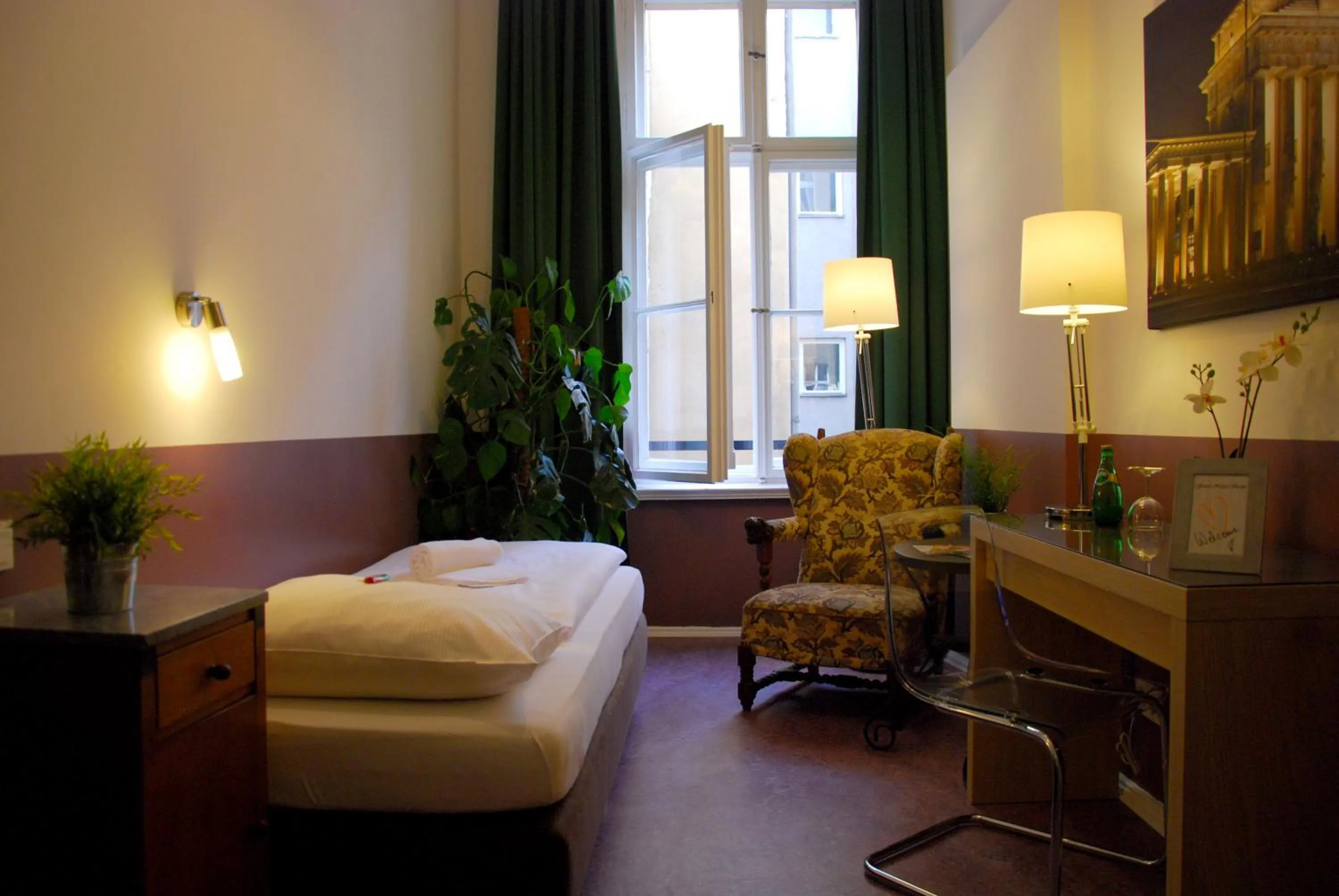 Single Room with Shared Bathroom in Grand Hostel Berlin Classic