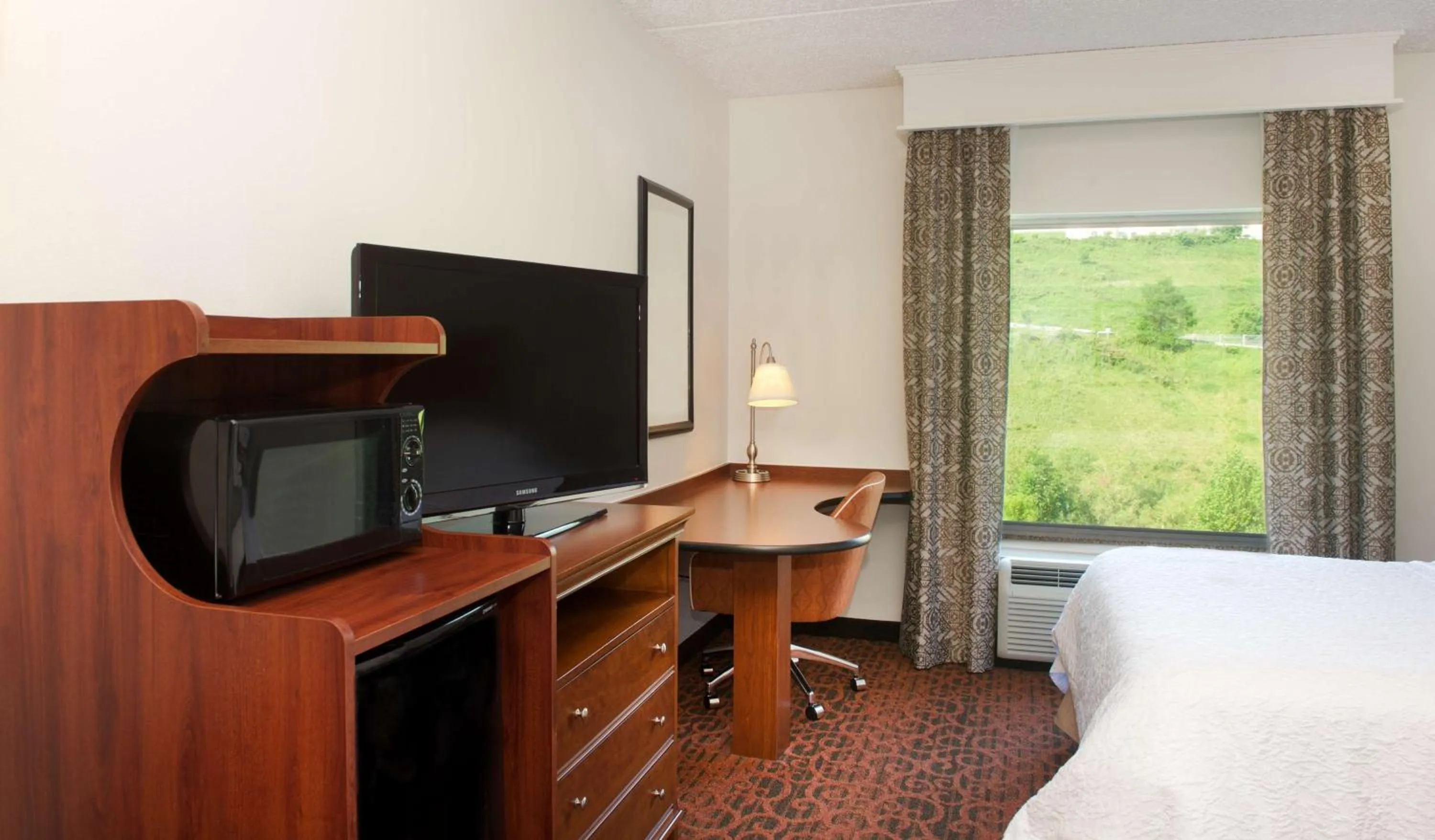 King Room - Non-Smoking in Hampton Inn & Suites Pittsburgh-Meadow Lands