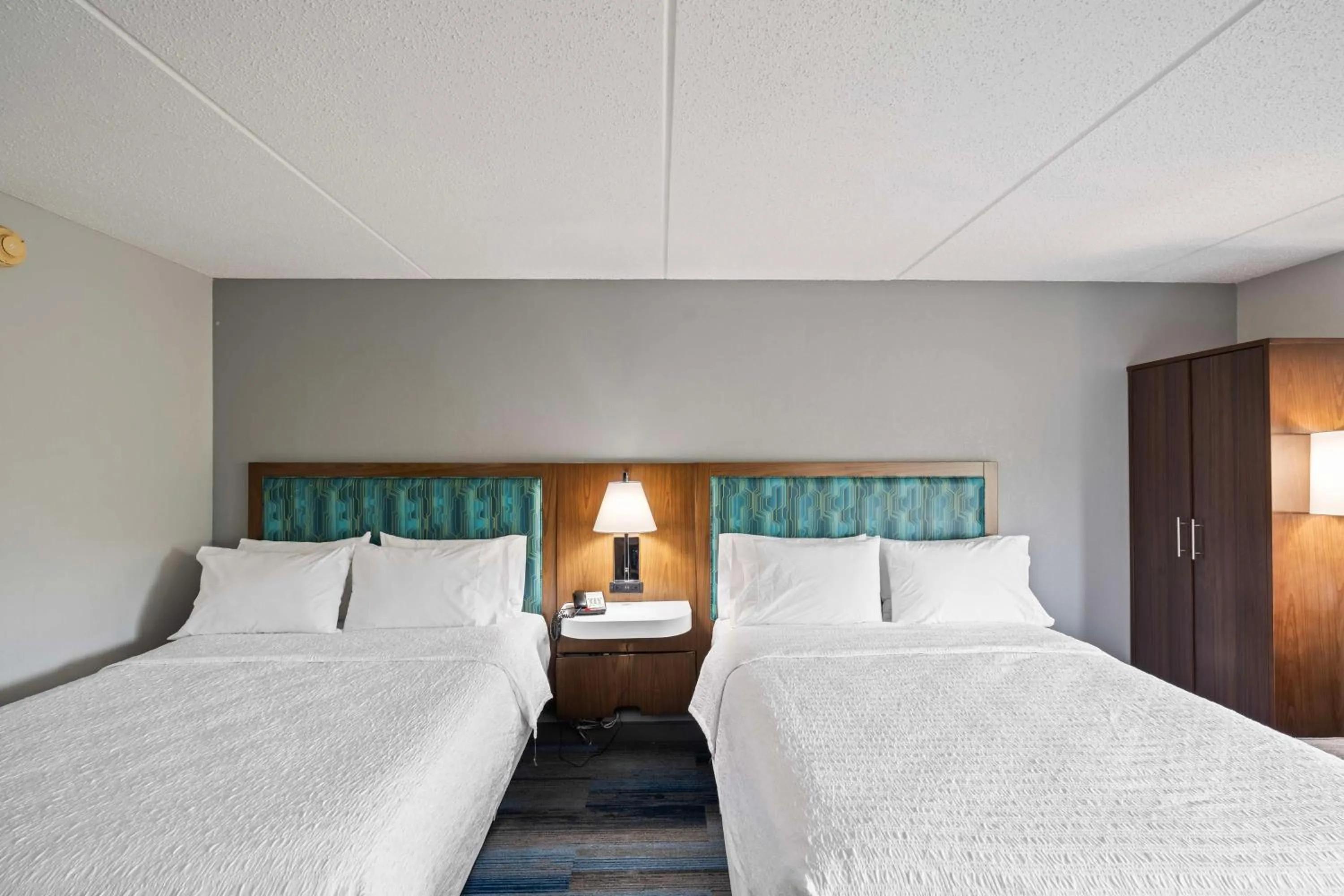 Queen Room with Two Queen Beds - Hearing Access/Non-Smoking in Hampton Inn Ridgefield Park