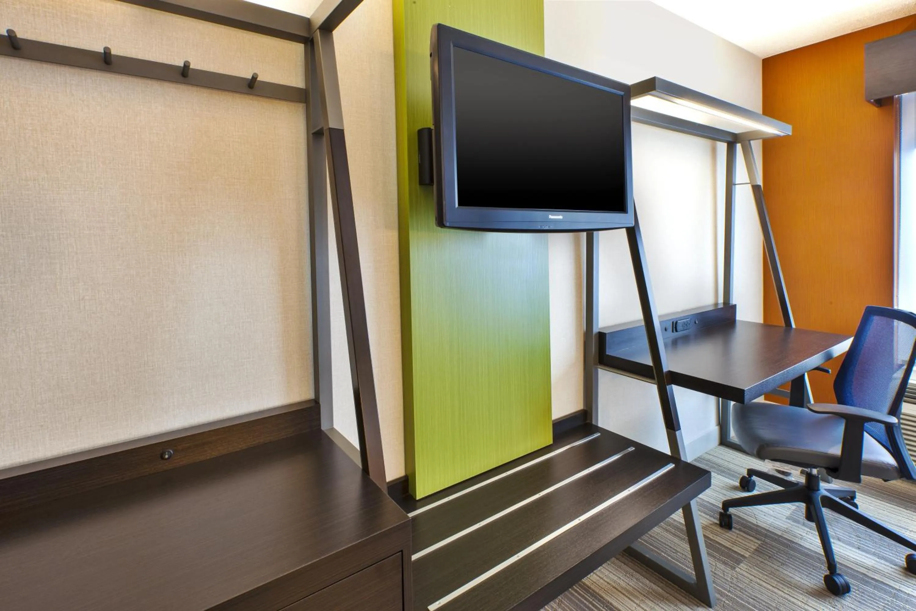 Standard Queen Room with Two Queen Beds and Mobility Accessible Tub in Holiday Inn Express & Suites Chicago-Midway Airport by IHG