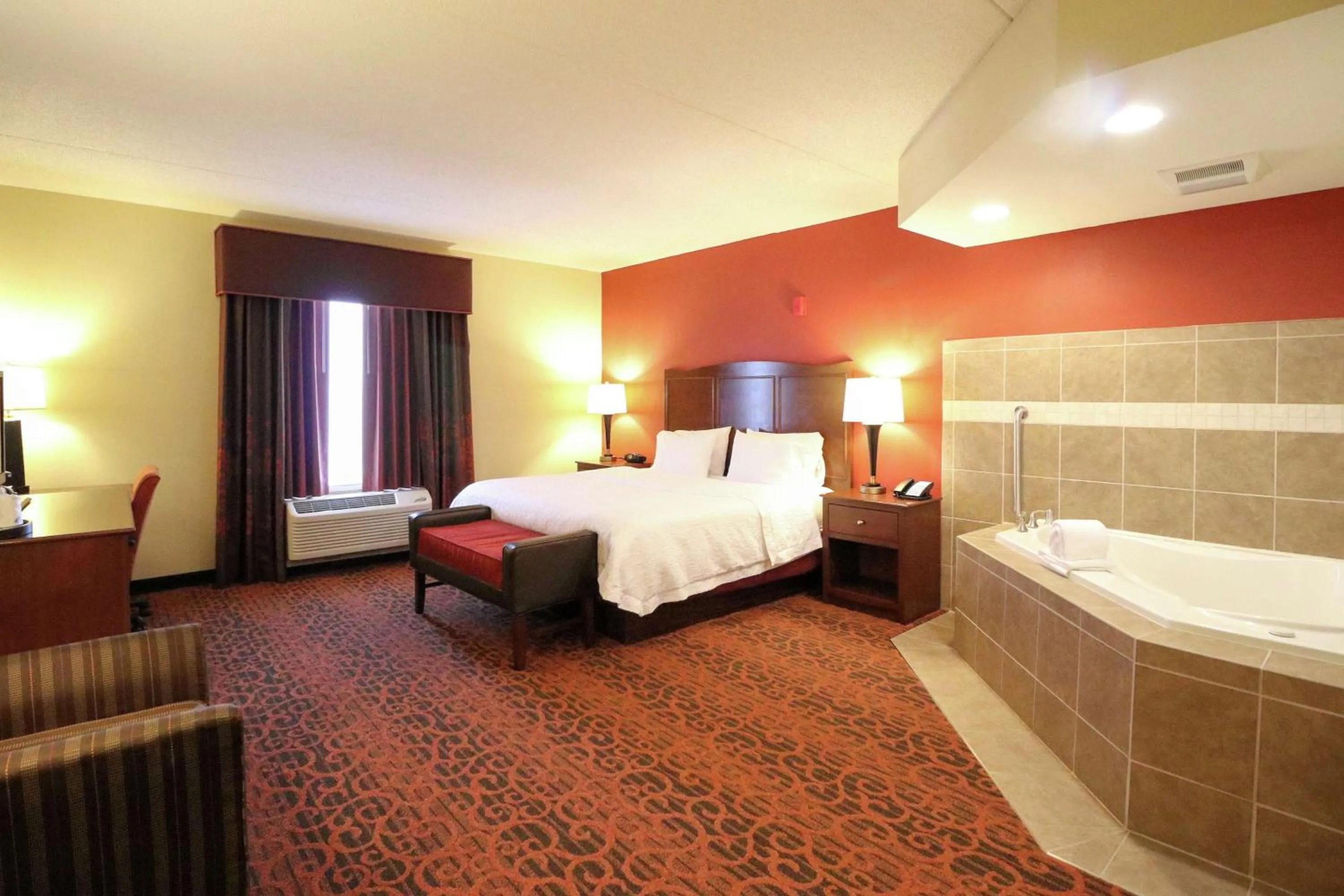 King Room with Spa Bath in Hampton Inn Columbus-South