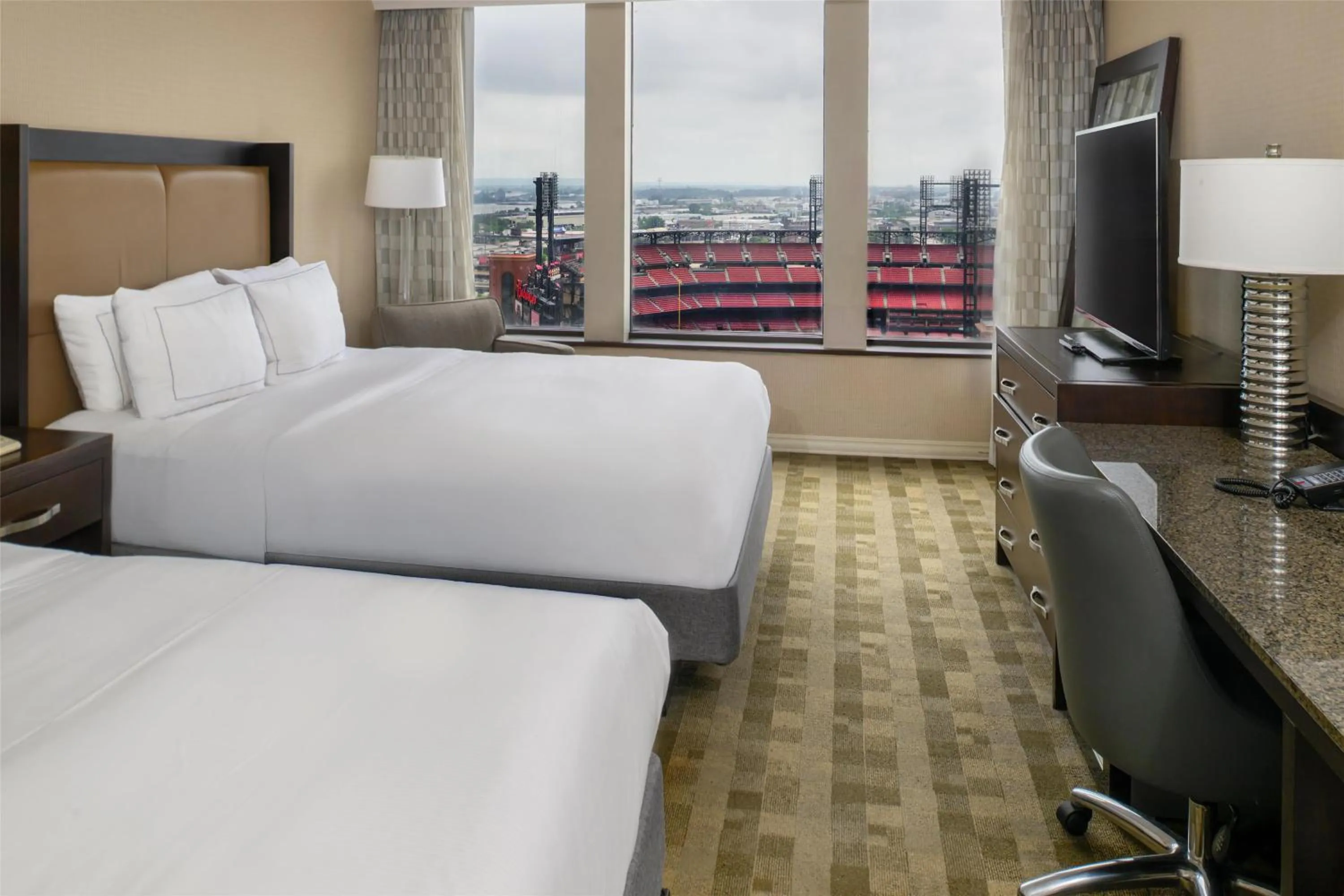 Premium Executive Queen Room with Stadium View in Hilton St. Louis at the Ballpark