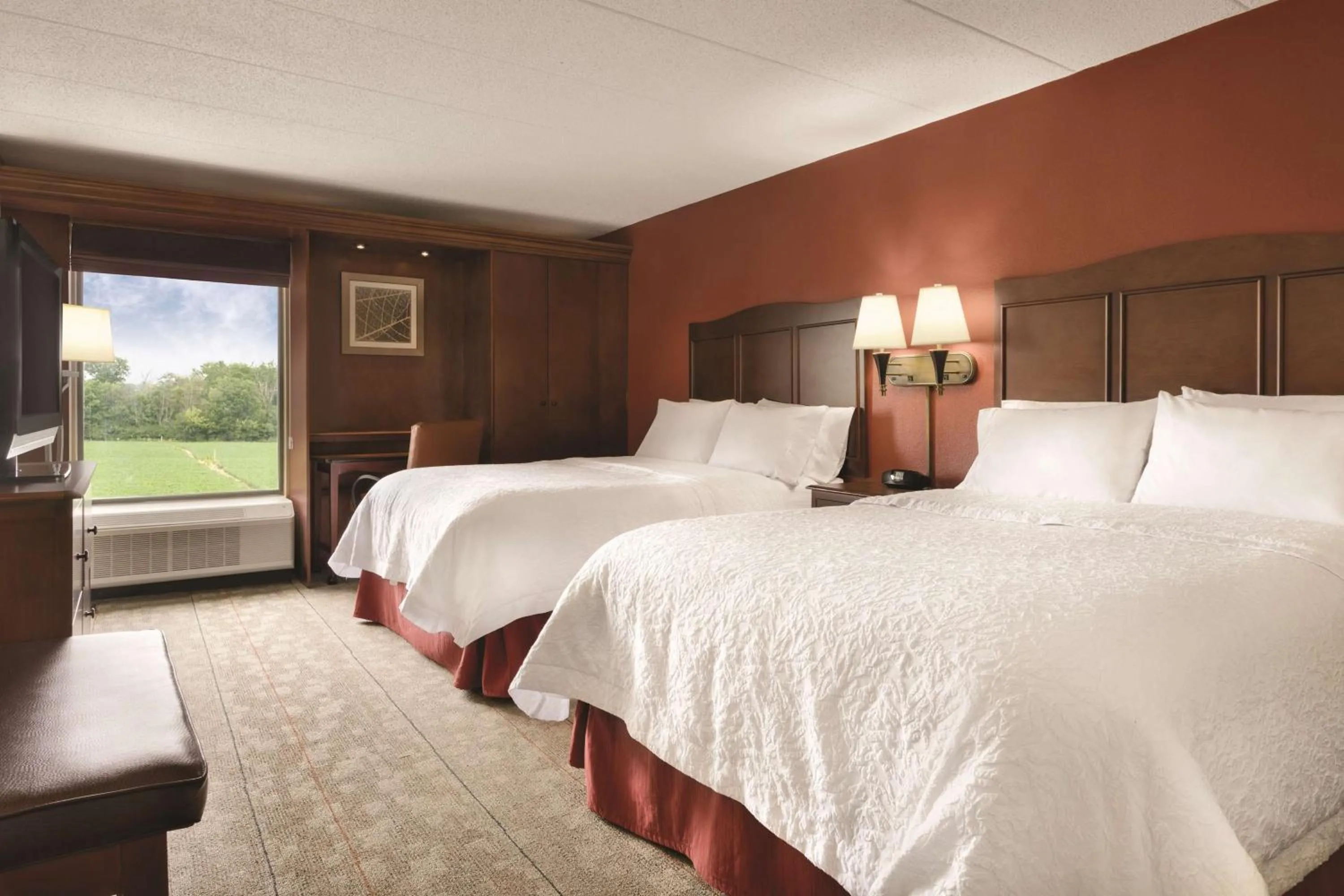 Queen Room with Two Queen Beds - Hearing Access/Non-Smoking in Hampton Inn Cincinnati Kings Island