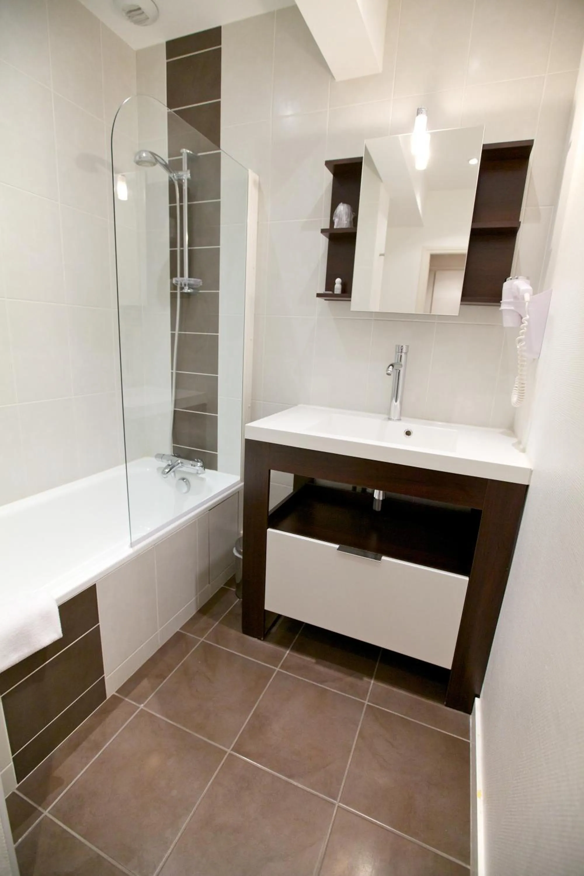 Comfort Triple Room in Hôtel Montchapet Dijon Centre