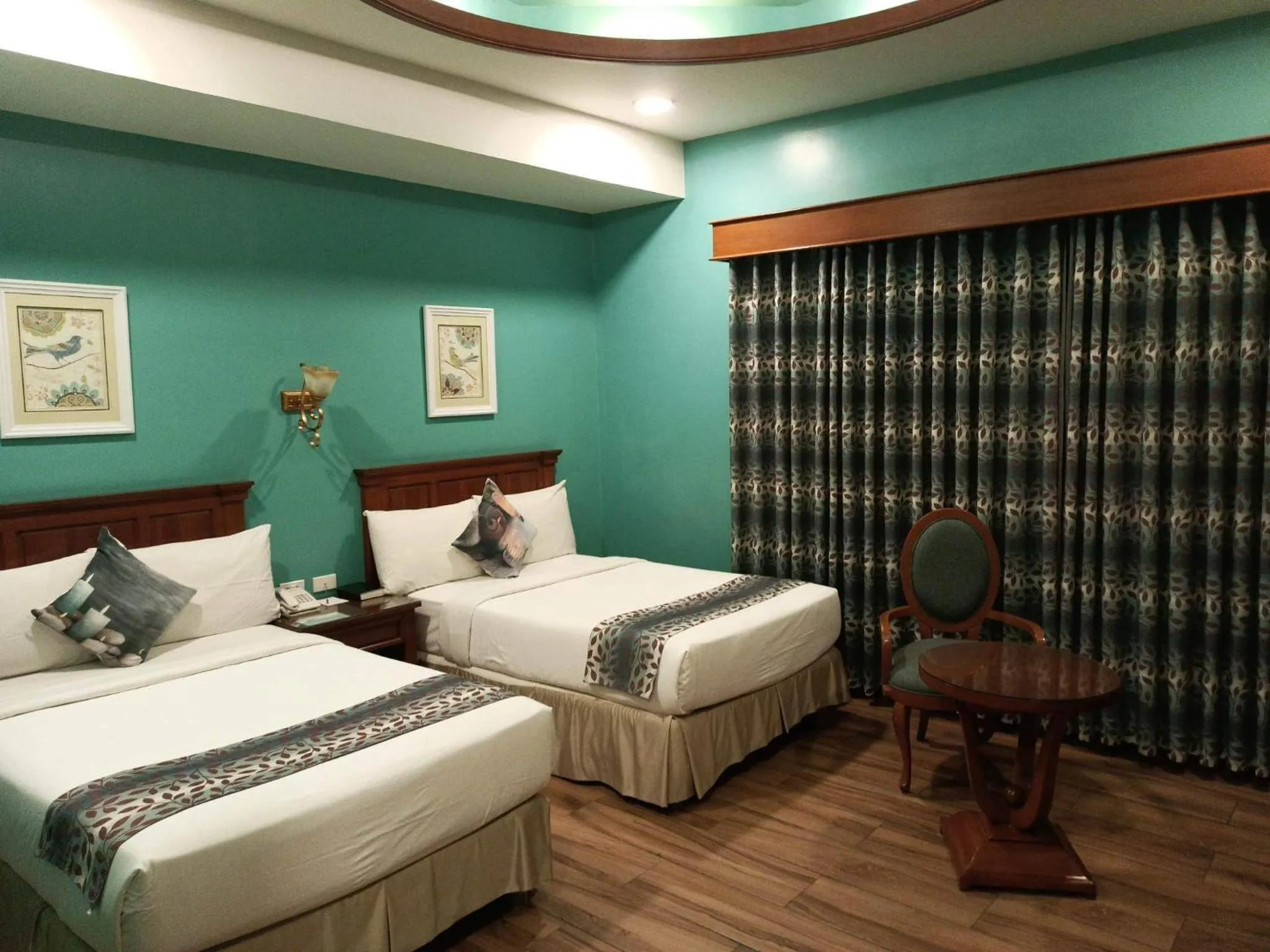 Premier Twin in Paragon Hotel and Suites