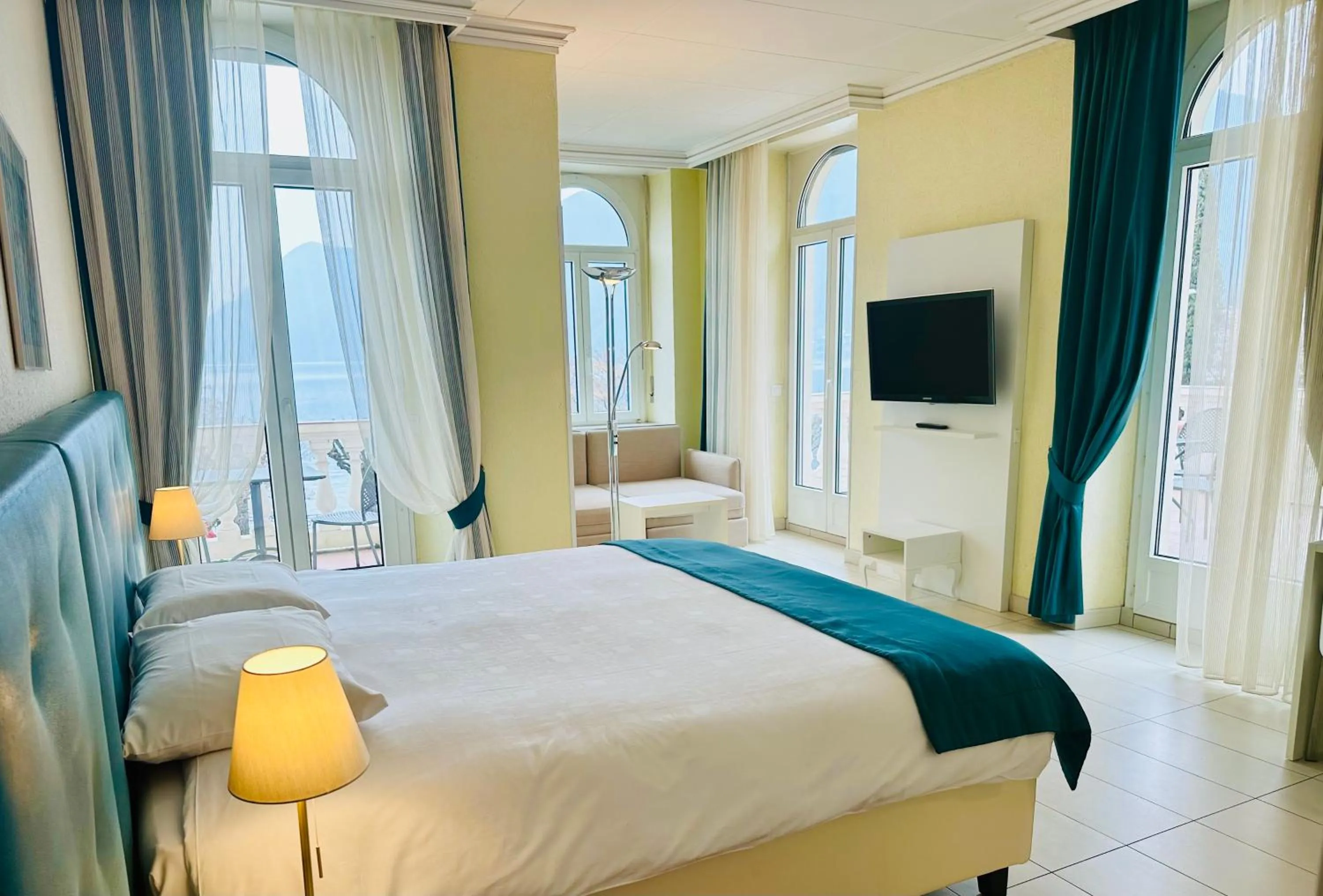 Superior Junior Suite with Lake View in Best Western Hotel Bellevue au Lac