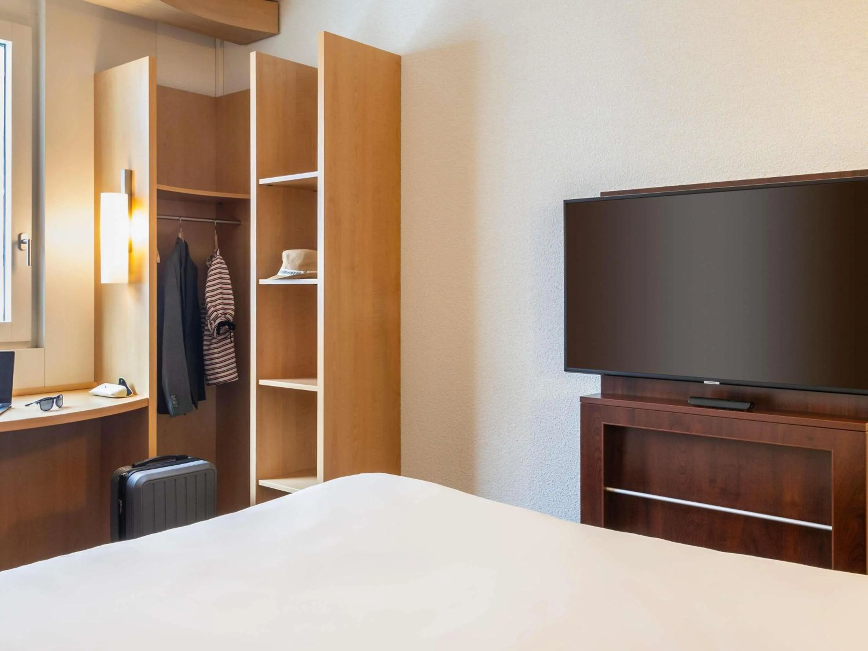 Standard Double Room in ibis Basel Bahnhof