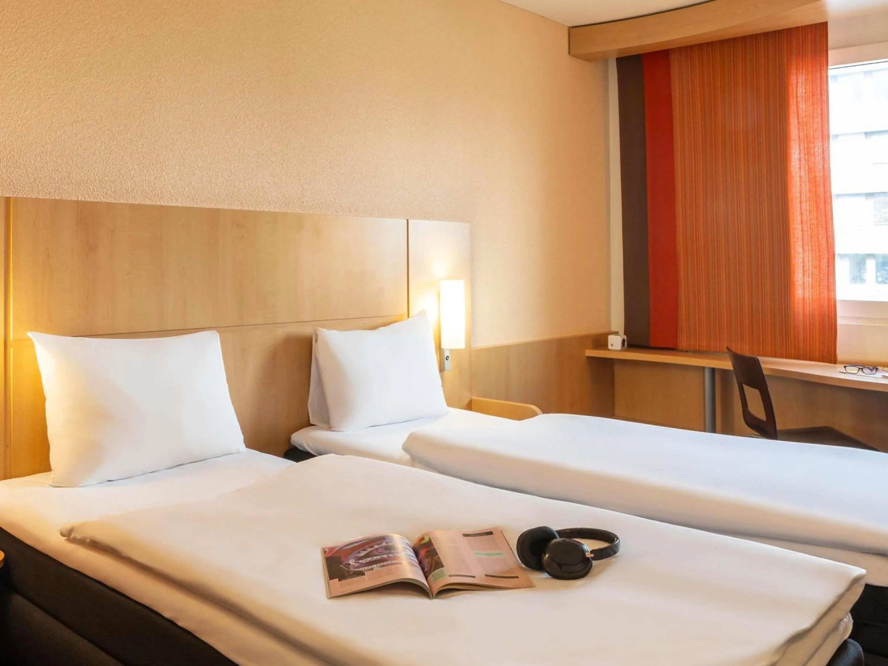 Standard Twin Room in ibis Basel Bahnhof