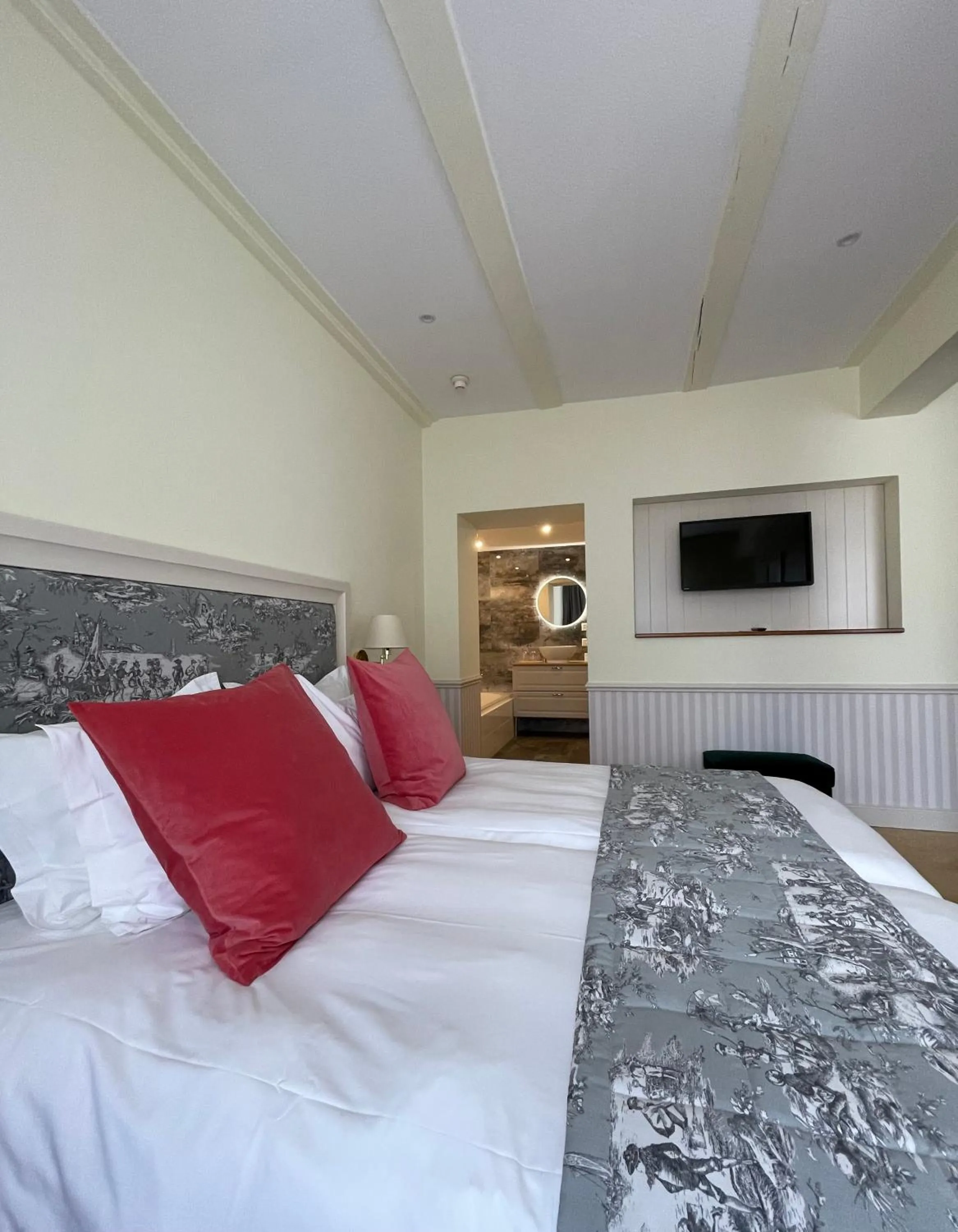 Junior Suite with Garden View in Hotel Regina