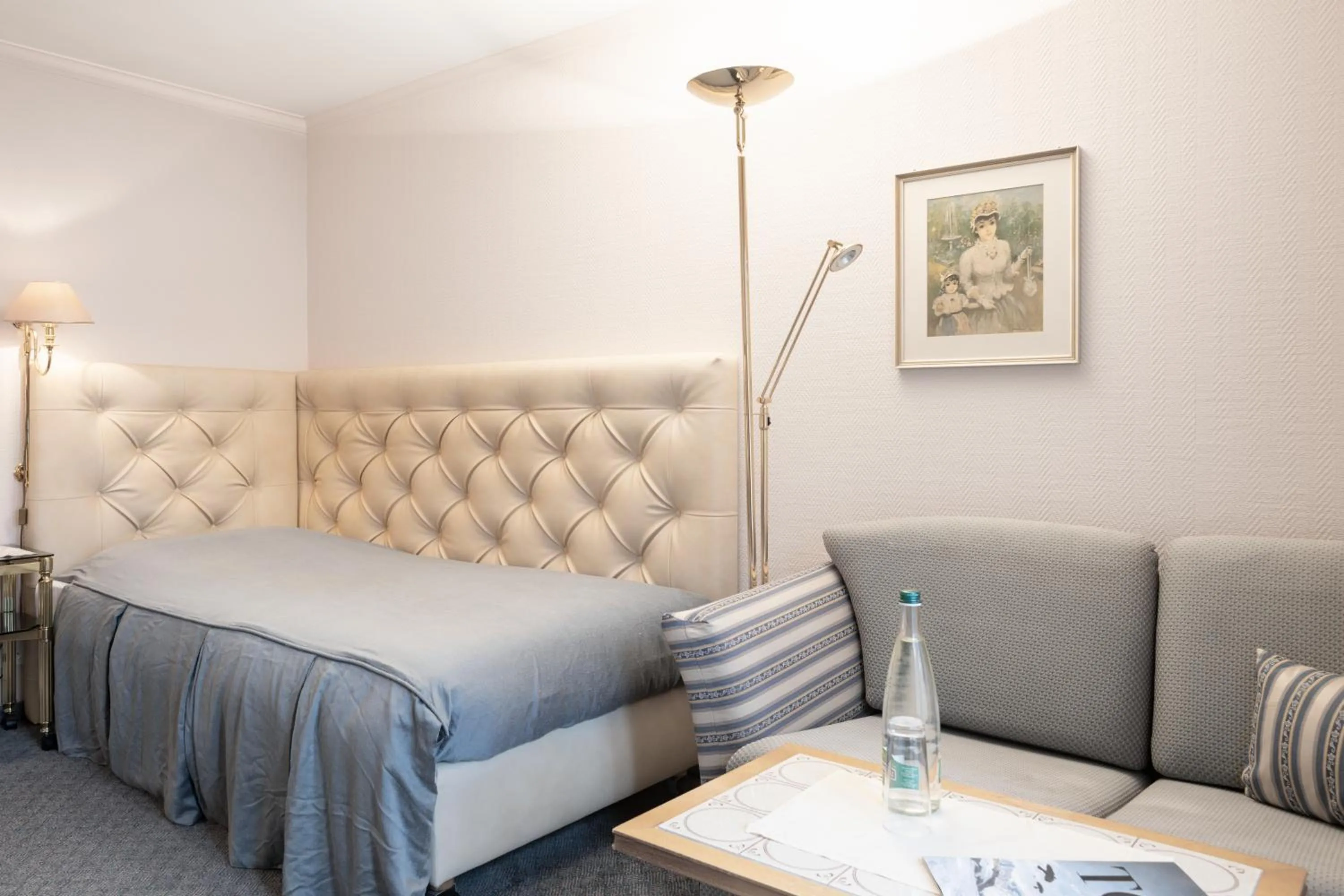 Single Room with Lake View and Balcony in Seiler au Lac