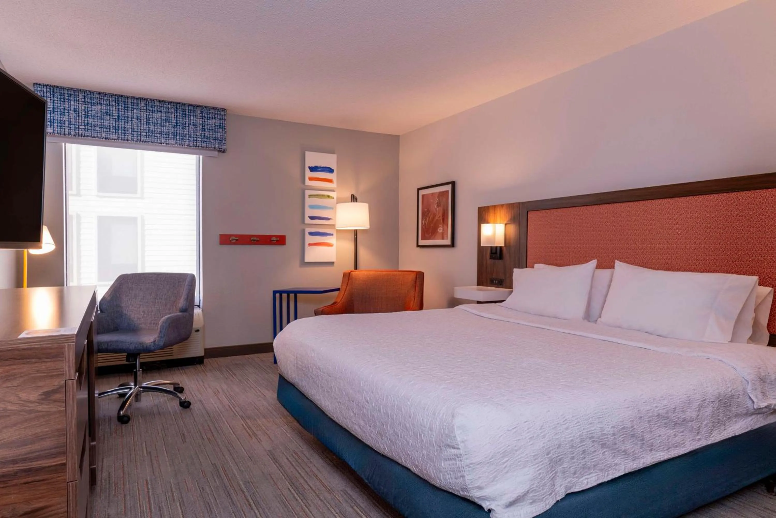 King Room with Accessible Tub - Mobility and Hearing Access/Non-Smoking in Hampton Inn & Suites St. Louis-Chesterfield