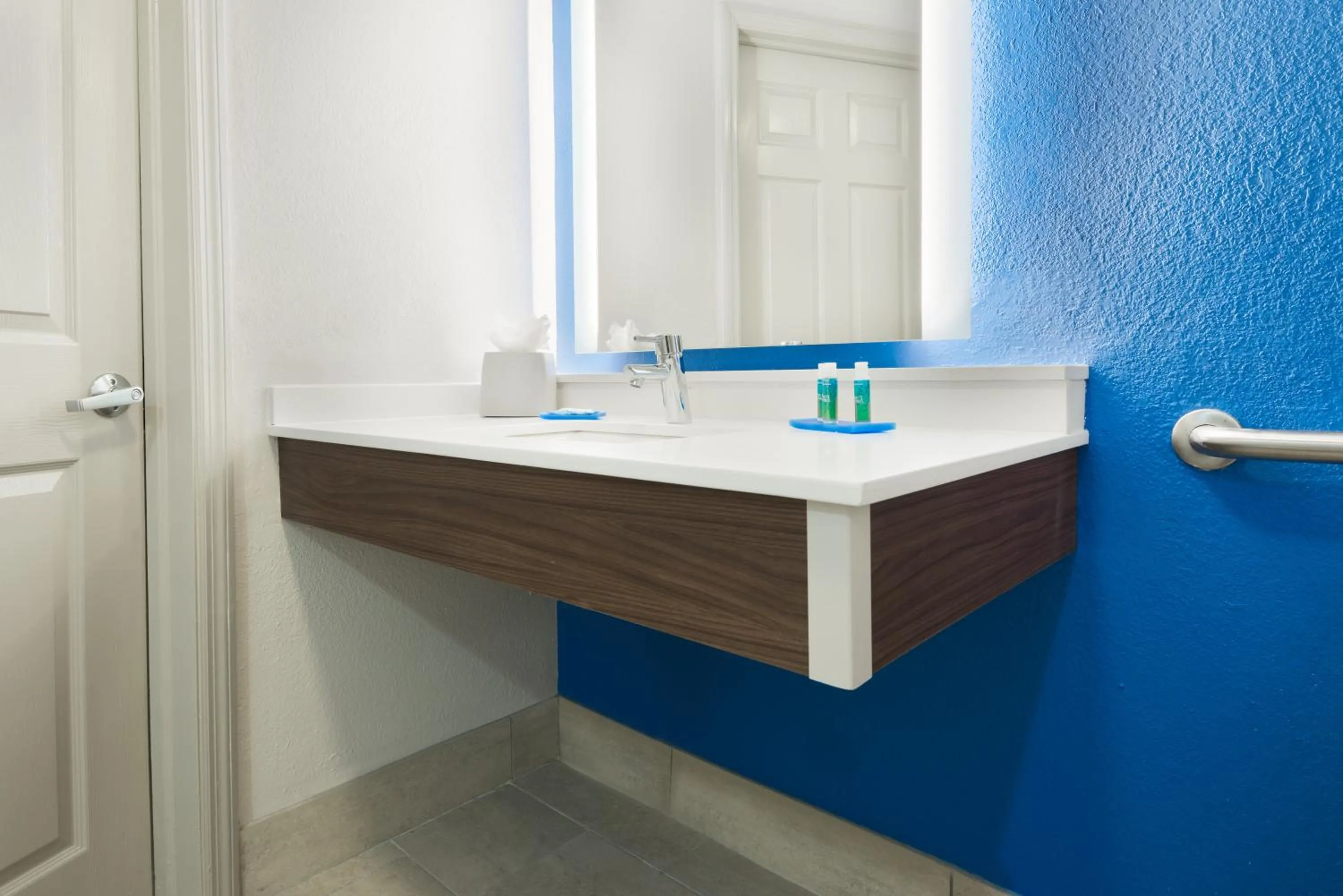 Suite with Mobility Accessible Tub - Non-Smoking in Holiday Inn Express & Suites - Nearest Universal Orlando by IHG