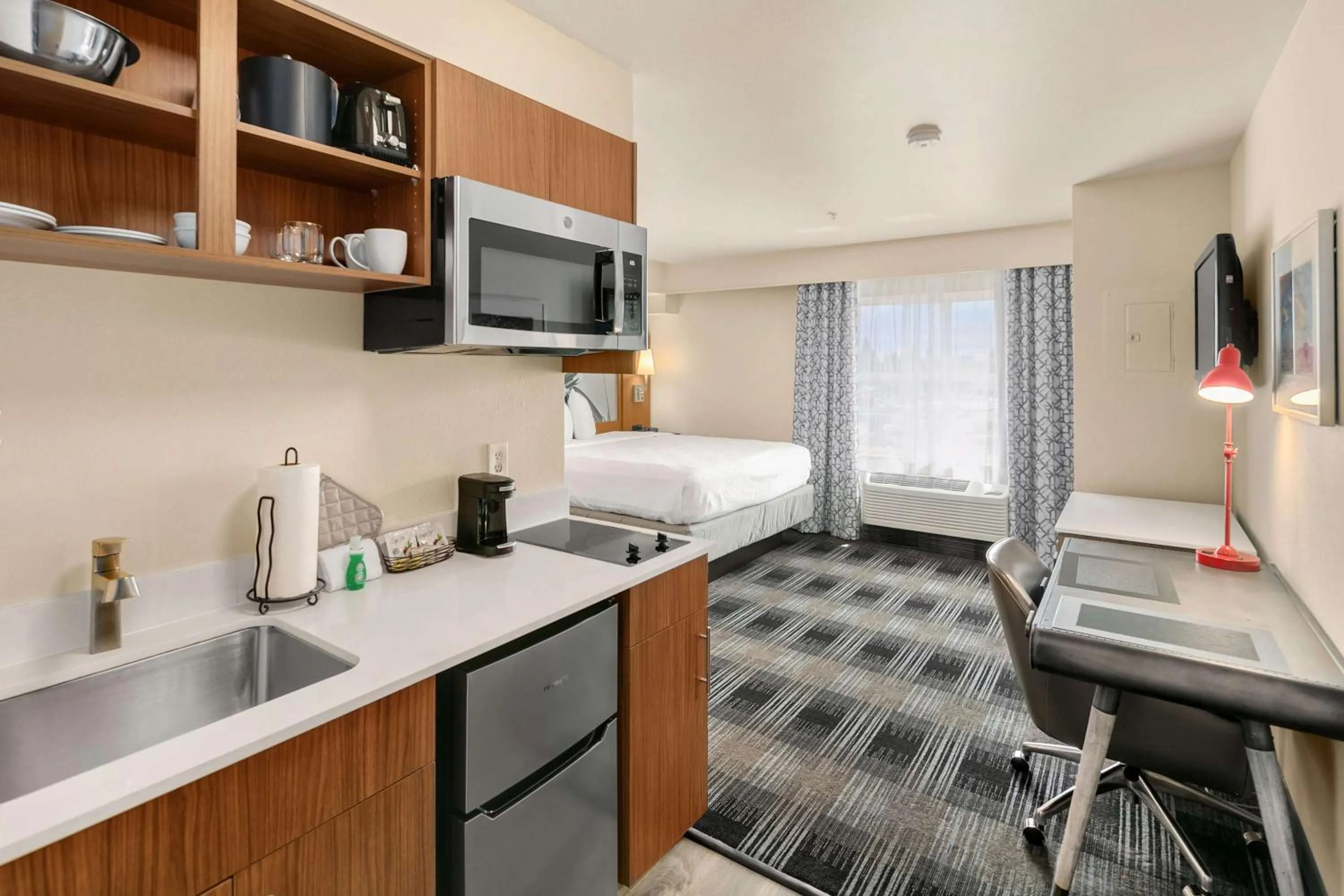 Queen Room with Bathtub and Kitchen - Disability Access in Executive Residency by Best Western Navigator Inn & Suites