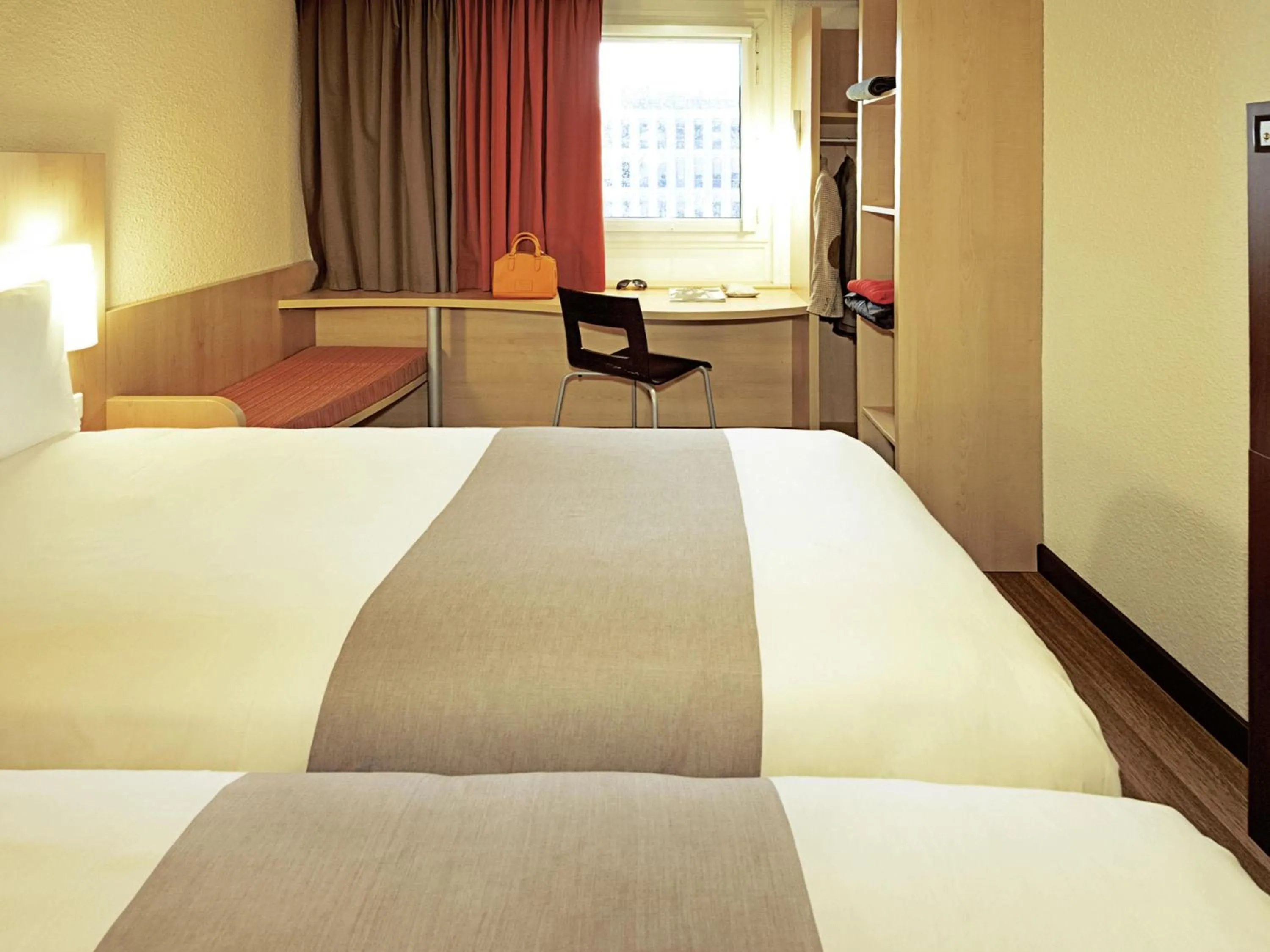 Standard Twin Room in ibis La Roche Sur Yon Vendespace