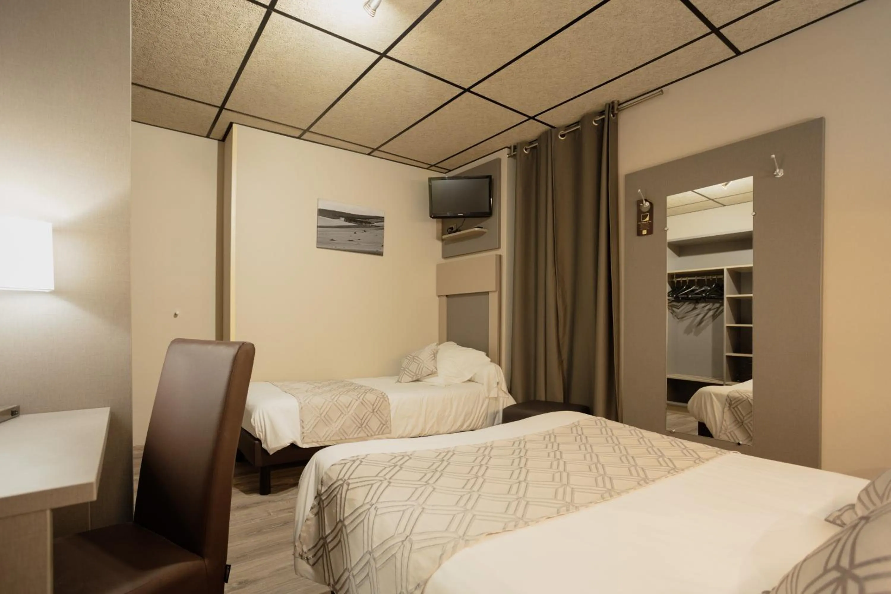 Triple Room in Logis Hotel Restaurant Family & Spa