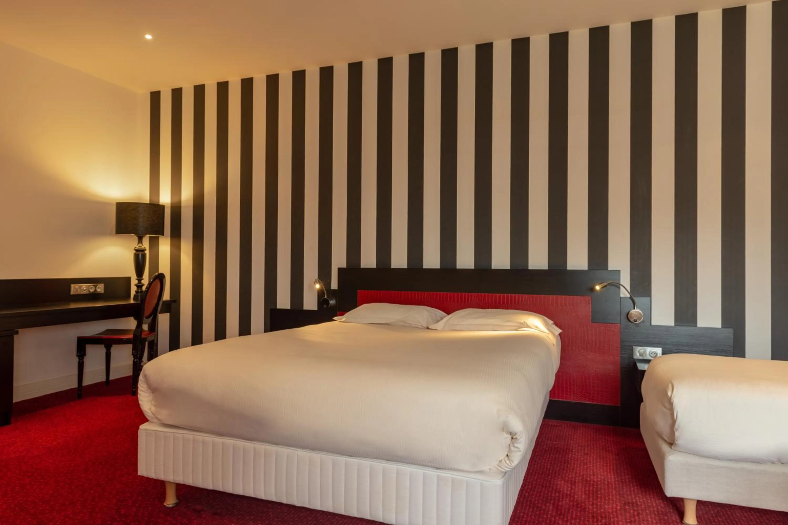 Family Room in The Originals Boutique, La Maison Rouge, Lens Ouest