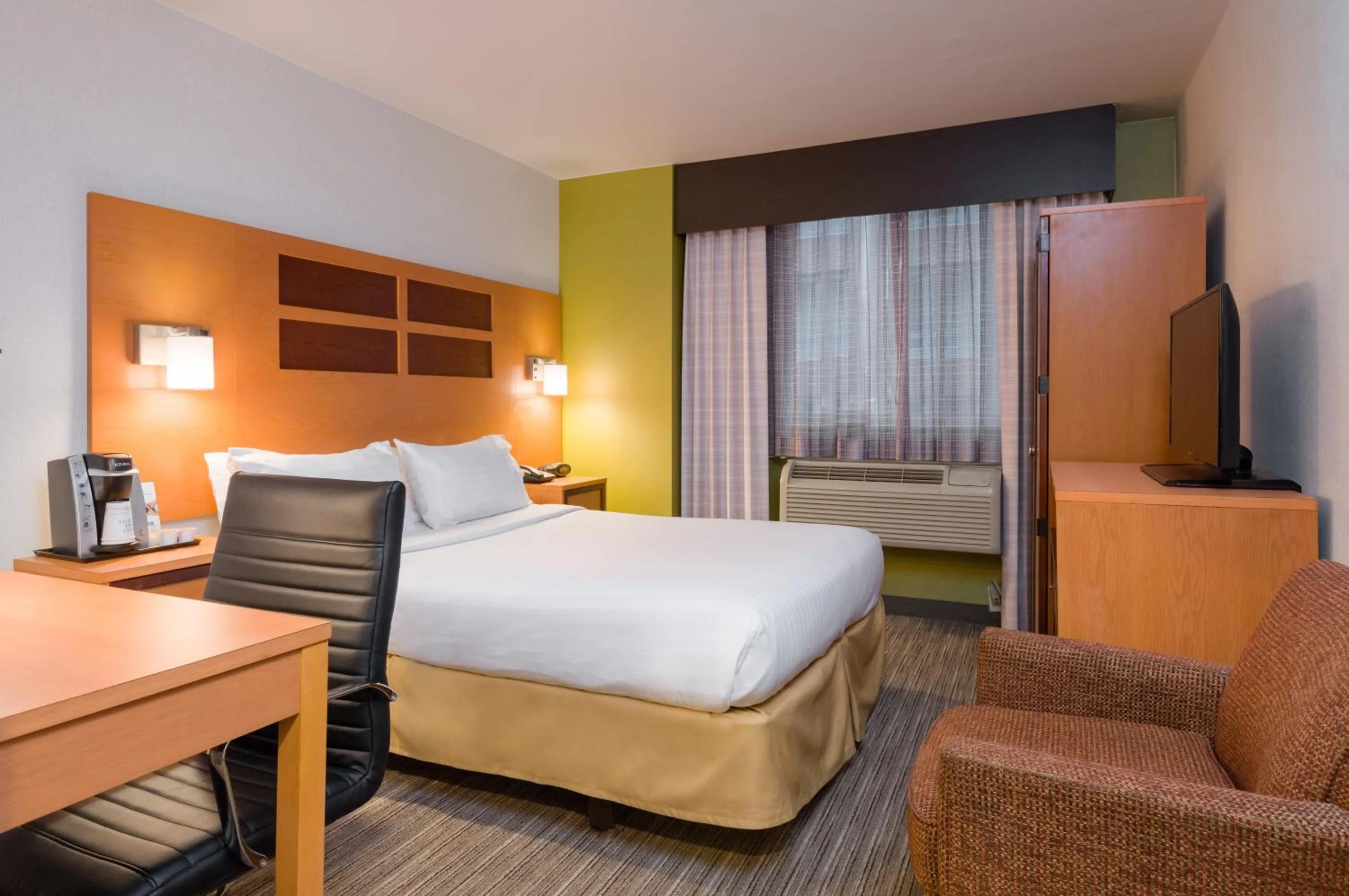 Double Room with Roll-In Shower - Hearing Accessible in Holiday Inn Express - Times Square by IHG
