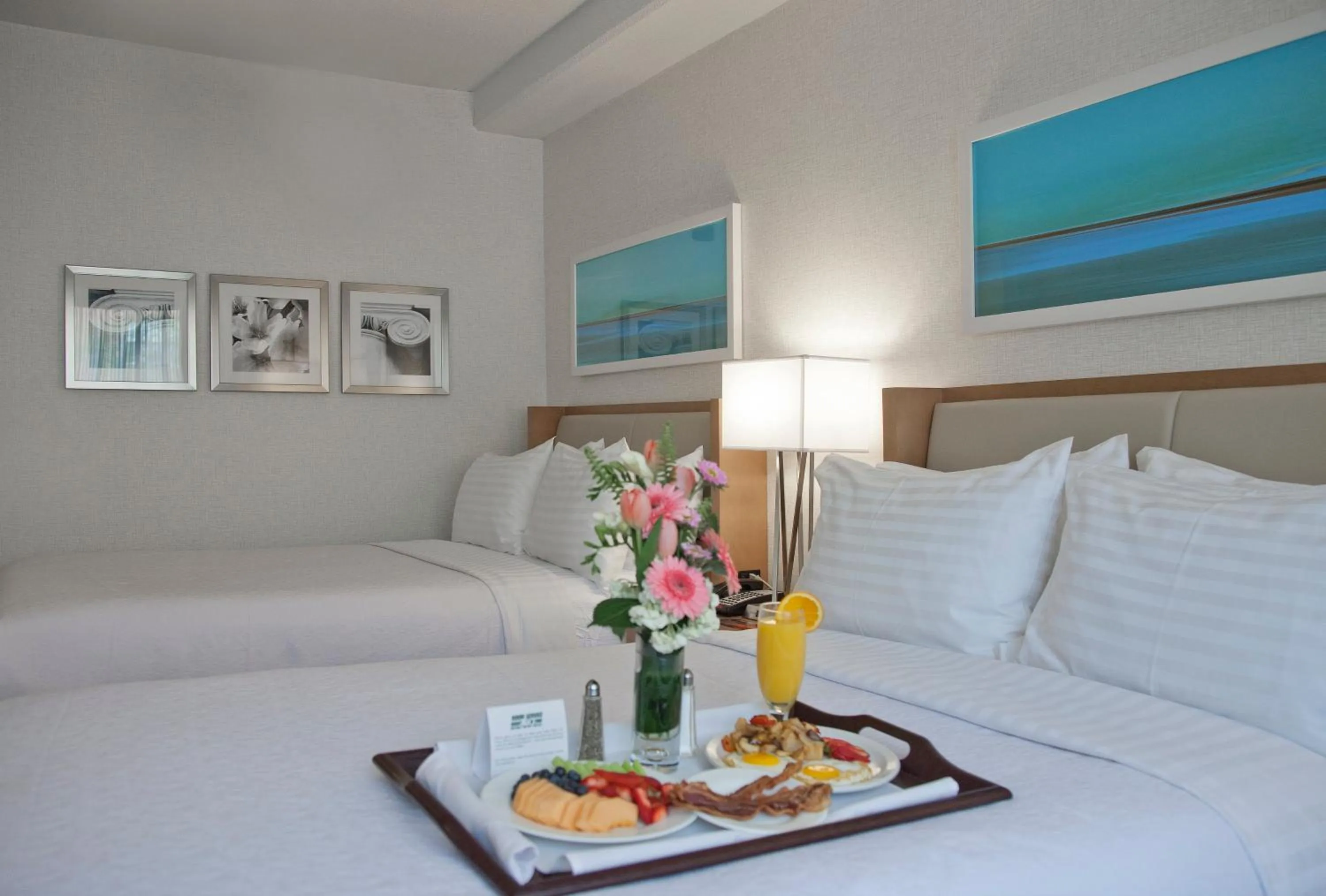 Double Room with Two Double Beds - Hearing Mobility Accessible Tub in Holiday Inn Washington-Central/White House by IHG