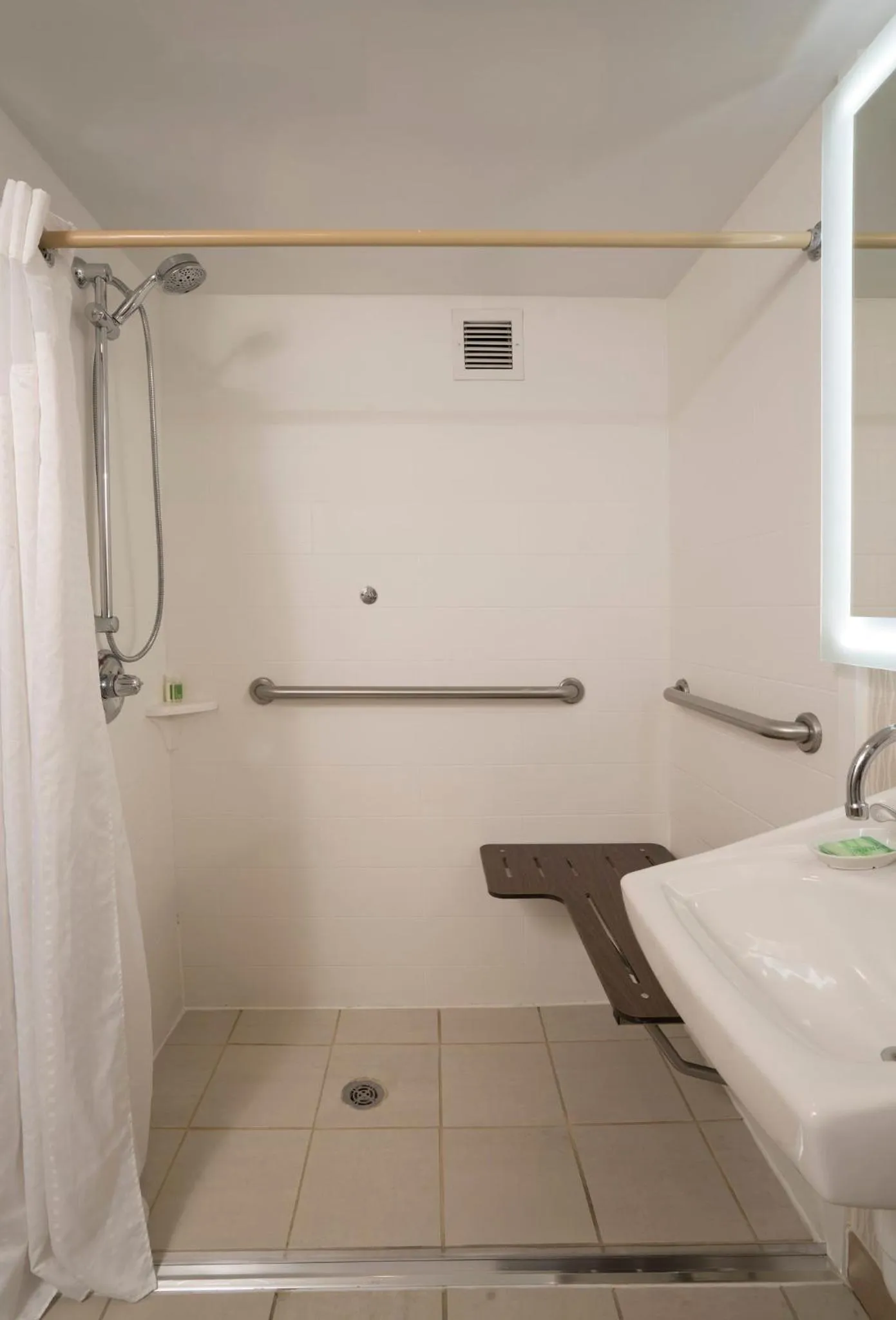King Room - Hearing Accessible - Roll-in Shower in Holiday Inn Washington-Central/White House by IHG