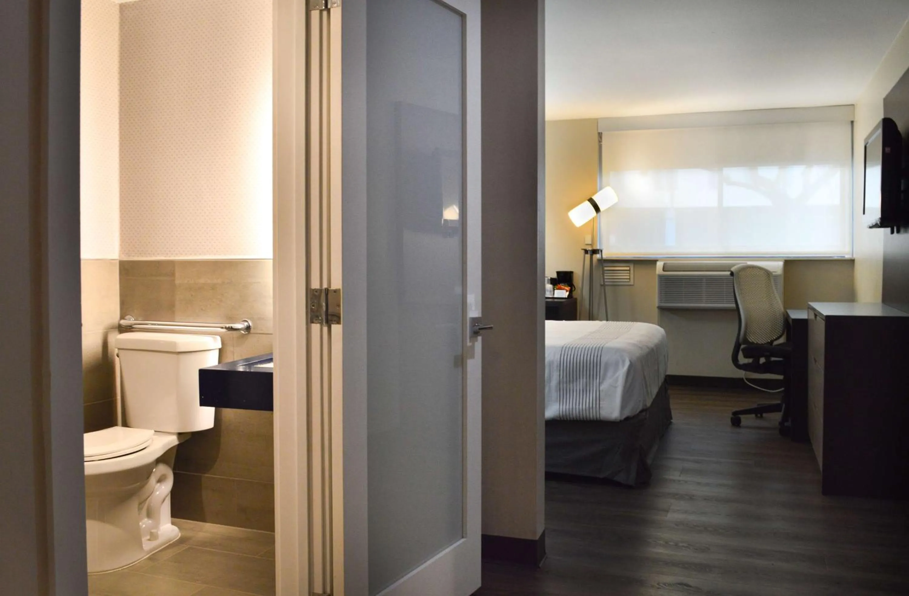 Deluxe King Room with Mobility Accessible Roll-In Shower in Best Western Plus Ft Lauderdale Hollywood Airport Hotel