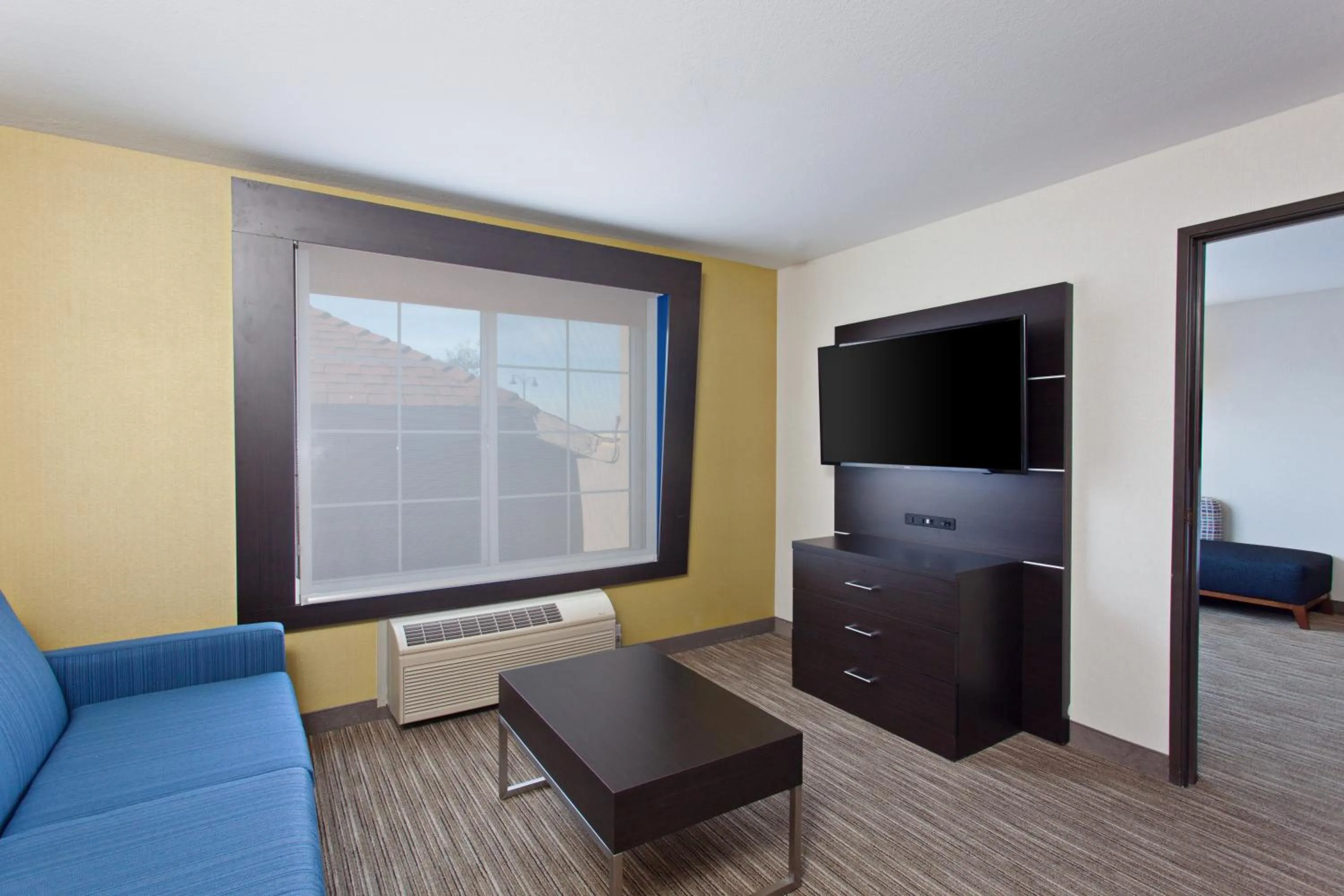 One-Bedroom King Suite - Top Floor in Holiday Inn Express & Suites Oakland - Airport by IHG